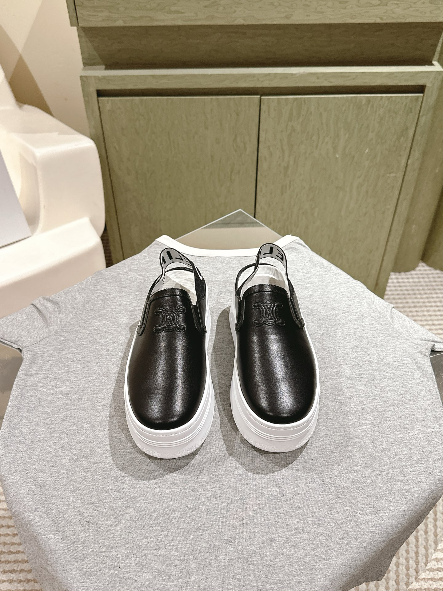 NO:258741,| 5 Silin's new thick-soled elastic and empty white shoes. Following Celine panda shoes, the new color scheme is launched with a popular launch. The overall design is simple and classic color scheme. The CELINE HOMME CELINE new TRAINER series that can be closed. In addition to the classic black and white colors, the blue and red colors are even more amazing!  Conveniently presenting personal outfits, interpreting street pace. CELINE Silin's brand new iconic CELINE LOGO embossed straps with vibrant colors. Xu Weizhou and Liang Jingkang are free to interpret, freeze-forming vibrant rhythm. Size women's size 35-41, loafers, celine, loafers19860909| 5  思琳新款厚底松紧后空小白鞋 继Celine熊猫鞋火爆推出新的配色版型,整体设计简约和经典配色 可以闭眼入的那种CELINE HOMME CELINE全新TRAINER系列 除经典黑白配色,蓝红配色更加绝绝子！率性呈现个性穿搭, 诠释街头步调 CELINE思琳全新 标志性CELINE LOGO压纹绑带搭配活力色彩 许魏洲、梁靖康自在演绎,定格活力韵律 Size女码35-41,乐福鞋,celine,loafers,Women's Shoes