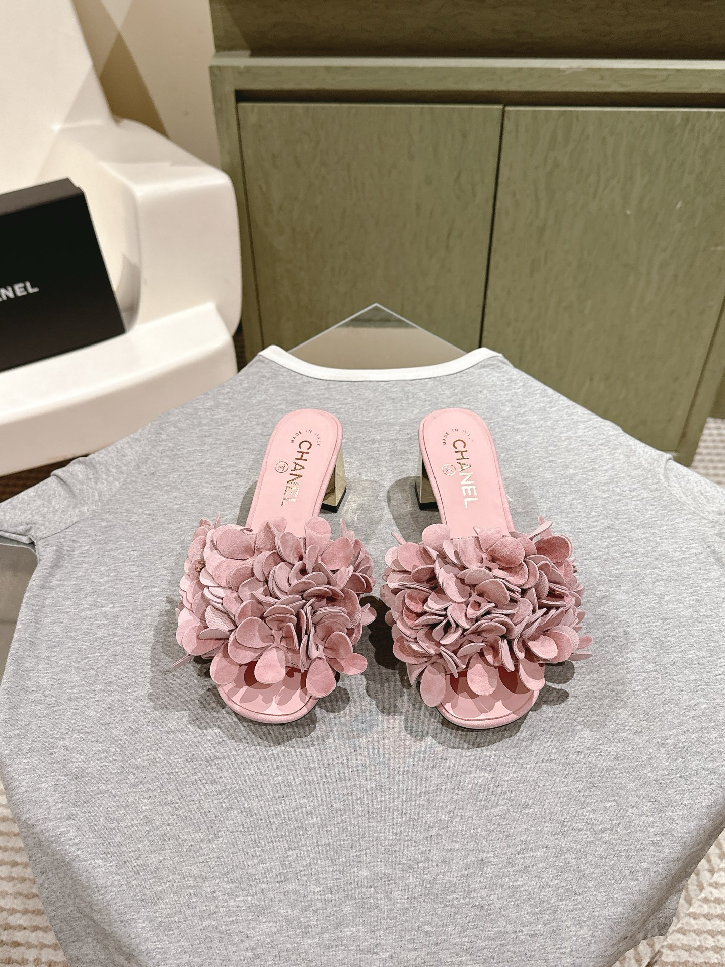 NO:470372,| 5 *Summer full-leather flower slippers super recommended!  Italian leather outsole!  It is very comfortable and versatile series!  The upper is made of imported cowhide and sheepskin inside!  Heel height flat bottom/5.5 digits 35-40 (40 41, custom made without return or exchange) Special counter synchronous gift box packaging!  slippers, slippers, cowhide, sheepskin, Leather soles19860909| 5  *夏季全皮花朵拖鞋款 超级推荐款！意大利真皮大底！上脚很舒服百搭系列！ 鞋面选用进口牛皮.内里羊皮！跟高 平底/5.5 码数35-40（40 41、定做不退不换） 专柜同步礼盒包装！,拖鞋,slippers,cowhide,sheepskin,Leather soles,Women's Shoes