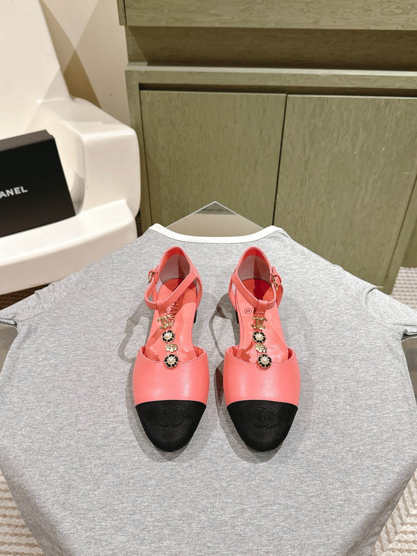 NO:470361,| 5 CHANE' Xiaoxiang's latest Mary Zhen is new, completely original one-to-one replica, super positive style, latest fashionable design, single shoes that are popular all over the Internet, cool and fashionable, unique design is the most eye-catching, and the legs are also very good to modify, and the upper material is made of original one-to-be-made cloth, sheepskin and velvet face! The inner material is sheepskin, genuine leather soles! Size 35-40, a full set of sync gift boxes for counters!, Mary Zhen, chanel, mary jane, sheepskin, Leather soles19860909| 5  CHANE' 小香最新玛丽珍洋气上新 完全原版一比一复刻打造 版型超级正 最新时尚的设计 火遍全网的单鞋,上脚又酷又时髦 独特设计最为抢眼吸晴 上脚还很好的修饰腿型显瘦 鞋面材质采用原版一比一定制布面和羊皮以及丝绒面！内里材质羊皮 真皮大底大底！ 尺码35-40 全套专柜同步礼盒包装！,玛丽珍,chanel,mary jane,sheepskin,Leather soles,Women's Shoes