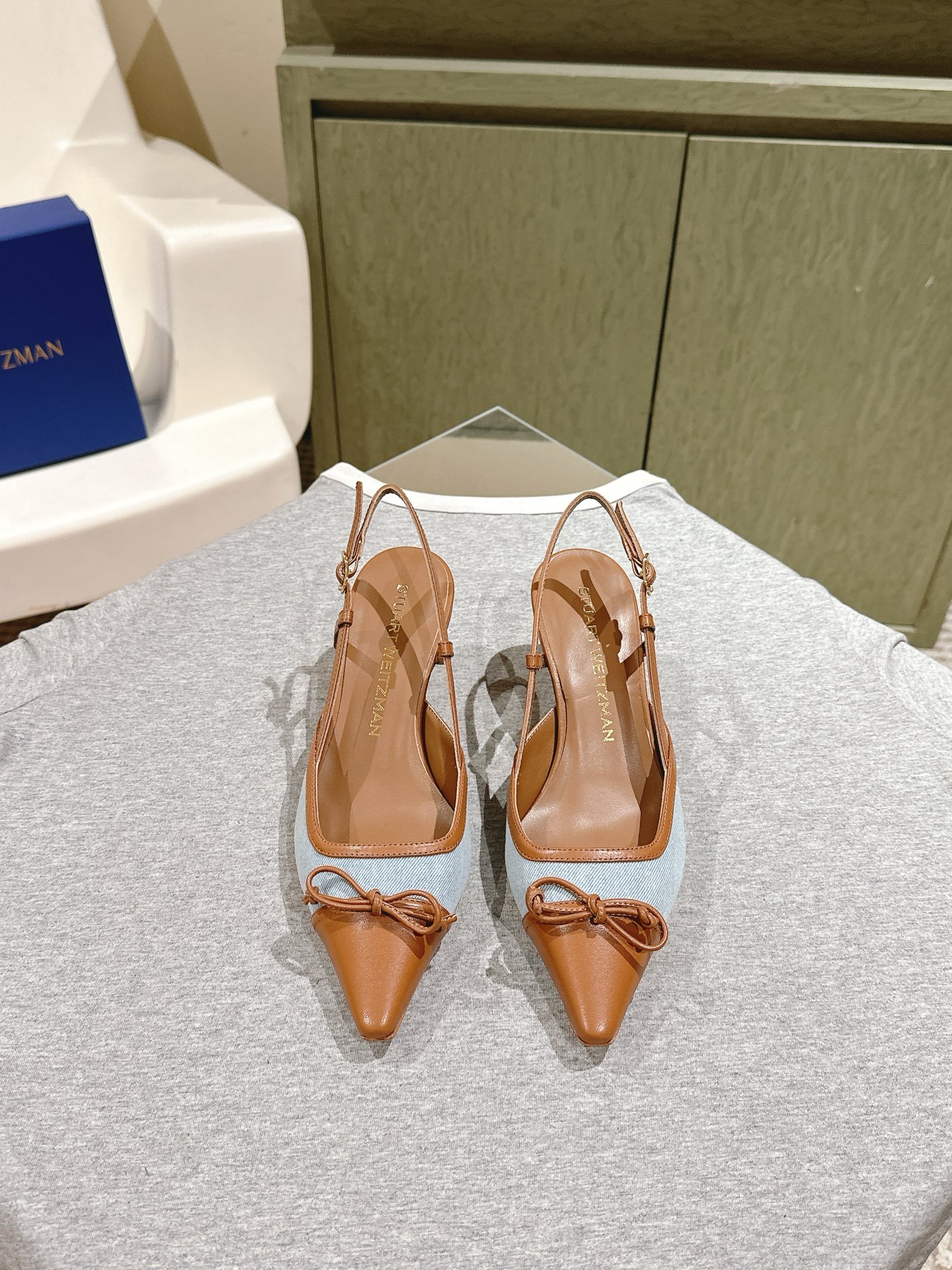 NO:470121,SW Summer Sandals | 5 new models are available ★★★★★★ Small pointed buckle design!  Simple and comfortable, fashionable and exquisite, upper denim cowhide, lining: comfortable sheepskin lining, outsole, Italian leather outsole, heels 4.5, shoe size: 35-39 (40 customization, no return and exchange) Delivery luxury latest counter synchronous packaging, high heels, sandals, stuart weitzman, sandals, high heels, cowhide, sheepskin, Leather soles19860909SW夏季凉鞋| 5 新款上新 ★★★★★ 小尖头搭扣设计！简约舒适 时髦又精致 鞋面牛牛仔布牛皮  内里: 舒适羊皮内里 大底意大利真皮大底 跟4.5 鞋码: 35-39（40定制不退换） 配送豪华最新专柜同步包装,高跟鞋凉鞋,stuart weitzman,sandals,high heels,cowhide,sheepskin,Leather soles,Women's Shoes