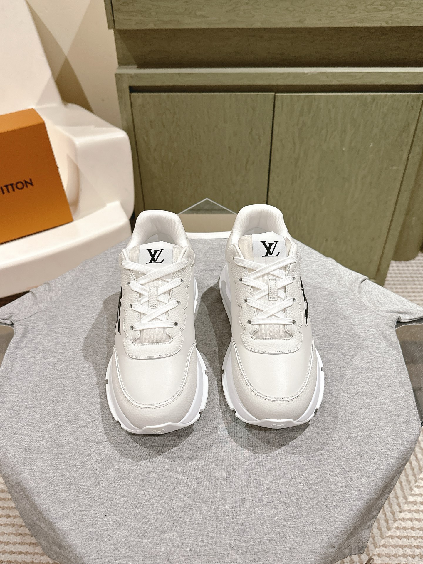 NO:470142,| 5 New colors of LV purchasing-grade shoes are available in stock!  Classic Donkey Family full series!  LVTrainer PVC sneakers, every style and color matching is great!  Trainer's feet feel really good, full of surprises and silver updates, and Xiaohongshu Internet celebrity couples are starting to show!  The fabric is made of the same material as the original, and the original version compares each detail one by one!  Various leather TPU cloths, super complex splicing, TPU original bottom, purchasing level, not ordinary material!  Number of codes for men 39-45 The delivery counter is synchronized with full packaging!  , casual shoes / sneakers, louis vuitton, louis vuitton, louis vuitton, louis vuitton, sneakers19860909| 5  LV代购级板鞋新色现货供应！经典驴家全系列！LVTrainer PVC 运动鞋, 每个款式配色都很赞！Trainer的脚感真的非常不错,惊喜满满银色不断更新,小红书网红情侣纷纷开秀！ 面料选用原版完全一样材质做工细节,原版一比一对比每个细节！各种皮面TPU 布 超复杂拼接 TPU原版大底,代购级别,不是普通材质哦！ 码数 男39-45 配送专柜同步全套包装！,休闲鞋/运动鞋,louis vuitton,louis vuitton,louis vuitton,sneakers,Women's Shoes