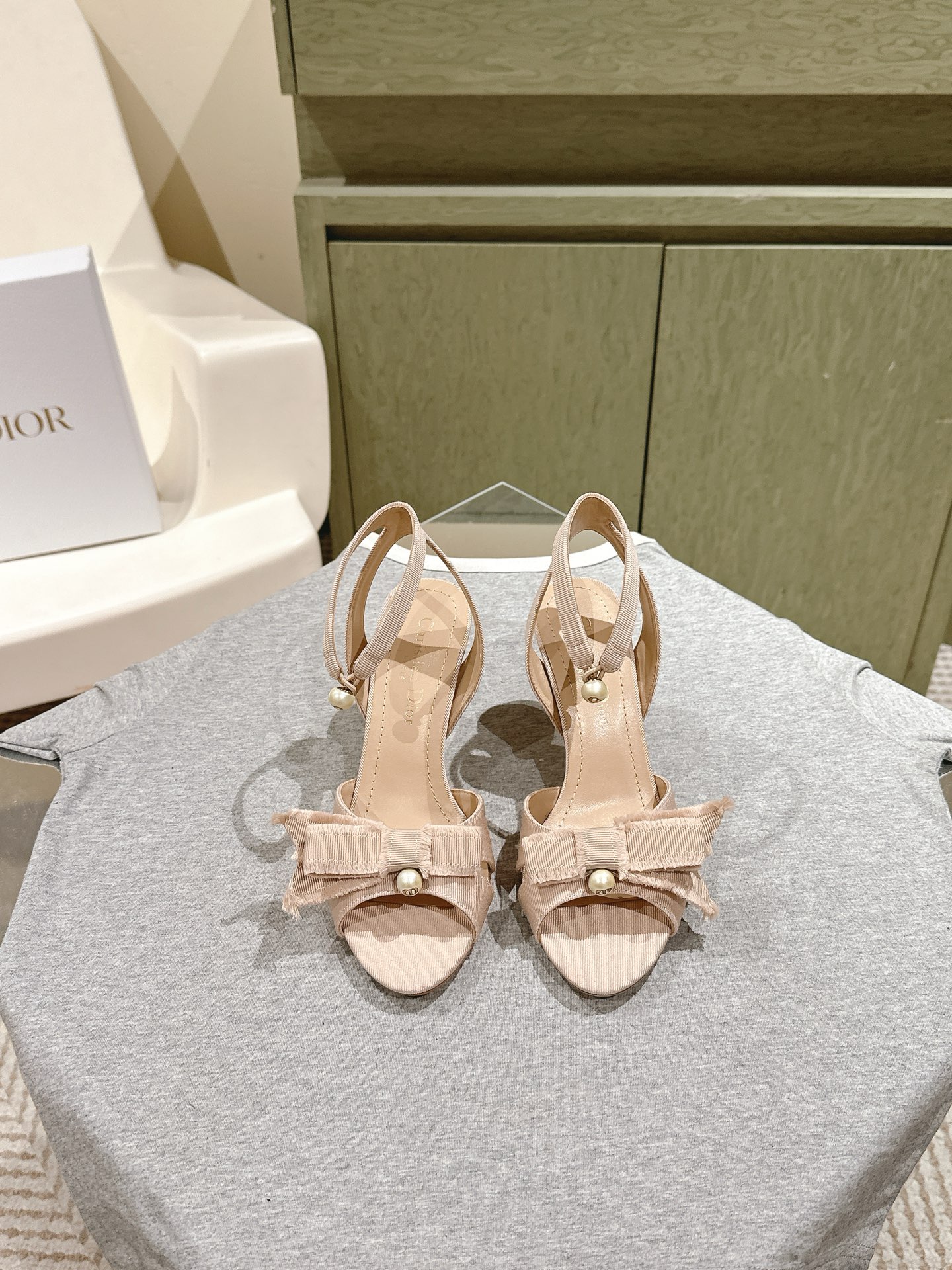 NO:470103,| 5 Dior kitten heel, Adiorable tassel grosgrain bow high heel sandals are available for new use. This Adiorable high heel is a new product of Dior 2024 spring and summer ready-to-wear series, and is fashionable and elegant. Black and nude tassel grosgrain upper, with a deconstructive effect bow on the front, paired with a lace-up to embellish the ankle, and is decorated with two white resin beads and CD logos. The pointed toe design complements the 8 cm heel, which can add elegant temperament to various shapes of this season. The threaded ribbon bow, including the thickness details of the small tassel, are in accordance with the original version, and compare them at will~The inner small goatskin is durable and textured. The mold-opening custom resin pearls are easy to put on and take off, and the small and exquisite leather sole is decorated with Christian Dior  Lucky Star symbol, original packaging, purchasing grade production, safe details, tassel grosgrain upper, inner lambskin heel height 8cm size 35-39 (40/41/ can be customized), high heels sandals, dior, dior, sandals, high heels, slippers, sheepskin19860909| 5 Dior小猫跟,Adiorable流苏罗缎蝴蝶结高跟凉拖鞋上新 这款 Adiorable 高跟鞋是迪奥二零二四春夏成衣系列新品,时尚优雅.黑色和裸色流苏罗缎鞋面,正面饰以解构效果蝴蝶结,搭配系带点缀脚踝处,饰以两颗白色树脂珠饰和 CD 标志.尖头设计与 8厘米跟相得益彰,可为本季的各式造型增添高雅气质材质完美还原,螺纹缎带蝴蝶结,包括小流苏的厚度细节都是遵照原版滴,随意对比哦～内里小山羊皮,耐穿有质感.开模定制树脂珍珠,穿脱方便优雅又质感,小小的特别精致皮革鞋底饰以 Christian Dior 的幸运星符号,原版包装配套,代购级出品,细节安心 鞋面流苏罗缎 内里小羊皮 跟高8cm 码数35-39（40/41/可定做）,高跟鞋凉鞋,dior,dior,sandals,high heels,slippers,sheepskin,Women's Shoes