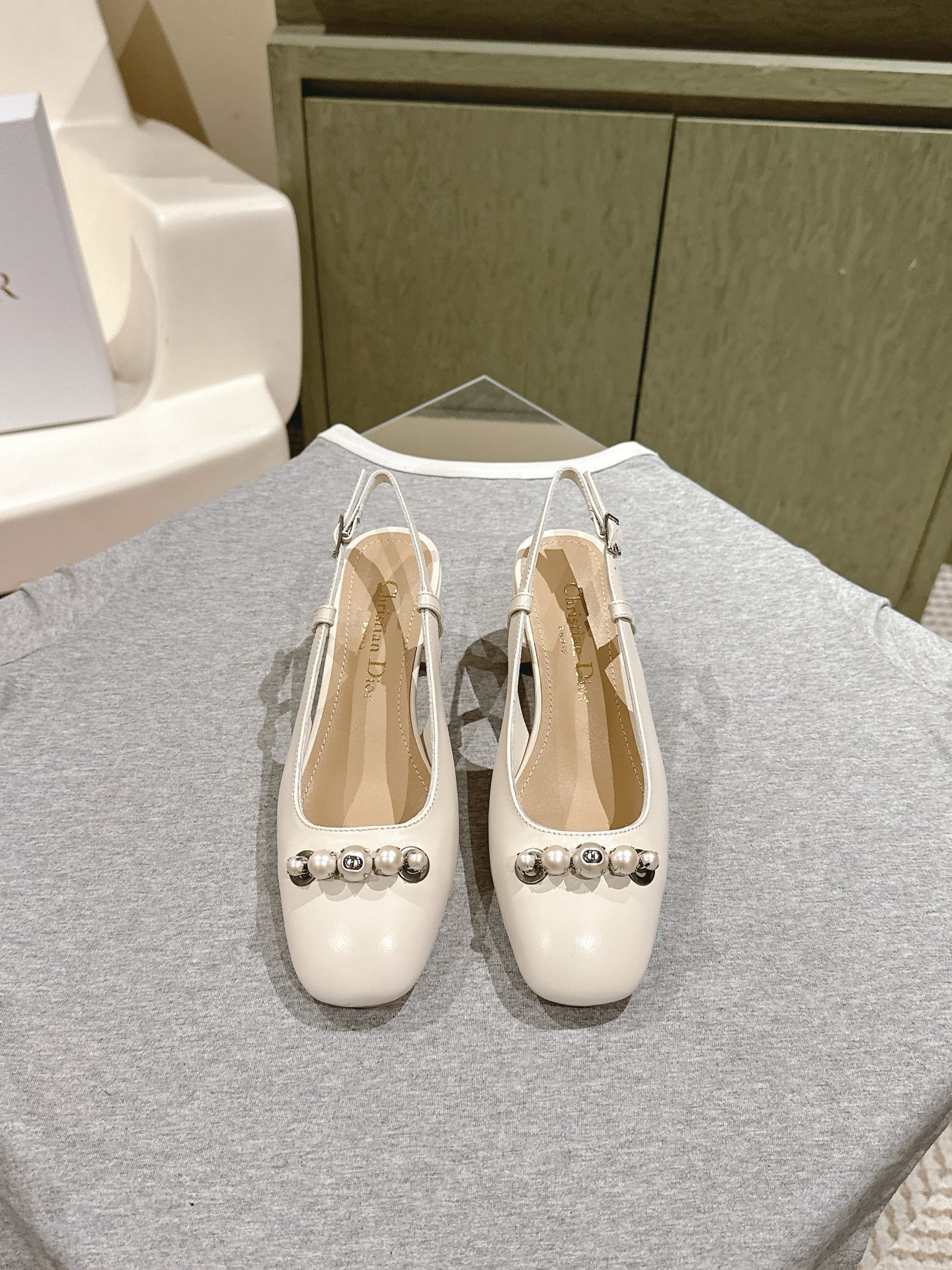 NO:470116,| 5 Dior Mary Jane's new product is new, fashionable and elegant, decorated with white resin beads and CD logo. The pointed toe design complements the 5 cm thick heel, which can add elegant temperament to the various shapes of this season, perfectly restore the material, and compare it casually~ The inner small goatskin is durable and textured. The mold-opening custom resin pearl is convenient to put on and take off, and the small and exquisite leather sole is decorated with the lucky star symbol of Christian Dior, original packaging, purchasing grade, and the details are safe. Upper cow patent leather pearl buckle inner lambskin heel height 5.5 size 35-39 (40/41/ can be customized), high heels sandals, dior, sandals, mary jane, high heels, sheepskin19860909| 5  Dior玛丽珍新品上新 时尚优雅,饰以白色树脂珠饰和 CD 标志.尖头设计与5公分粗跟相得益彰,可为本季的各式造型增添高雅气质材质完美还原,随意对比哦～内里小山羊皮,耐穿有质感.开模定制树脂珍珠,穿脱方便优雅又质感,小小的特别精致皮革鞋底饰以 Christian Dior 的幸运星符号,原版包装配套,代购级出品,细节安心 鞋面牛漆皮珍珠扣 内里小羊皮 跟高5.5 码数35-39（40/41/可定做）,高跟鞋凉鞋,dior,sandals,mary jane,high heels,sheepskin,Women's Shoes