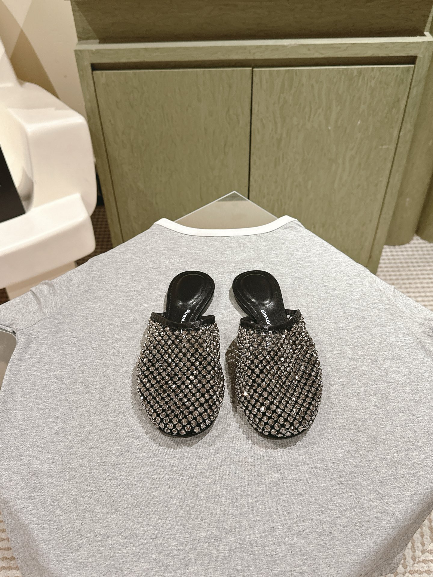 NO:470136,A*lexander~ Wang Alexander ·Wang | 5 vs. The latest hit series of spring and summer, major internet celebrities are showing!  The latest model is synchronized on the official website, the highest version of the counter market exclusive original single packaging, original single silk iron diamond, you must have a pair of king sandals in spring and summer... Upper: Real mesh rivets Australian diamond original mold opening silver buckle Outsole: Original genuine leather outsole Size: 35-39 (34.40.41 custom-made without return and exchange) Packaging: Original full packaging, semi-torque, alexander wang, sandals, real silk, Leather soles19860909A*lexander~ Wang亚力山大 ·王 | 5 vs春夏季最新爆款凉拖系列,各大网红明星纷纷开秀！ 官网同步最新款,专柜最高版本市场独家原单包装,原单真丝烫钻,春夏季必须拥有一双大王凉鞋…… 鞋面:真网面铆钉澳钻原版开模银扣 大底:原版真皮大底 码数:35-39（34.40.41定制不退换） 包装:原版全套包装,半拖,alexander wang,sandals,real silk,Leather soles,Women's Shoes