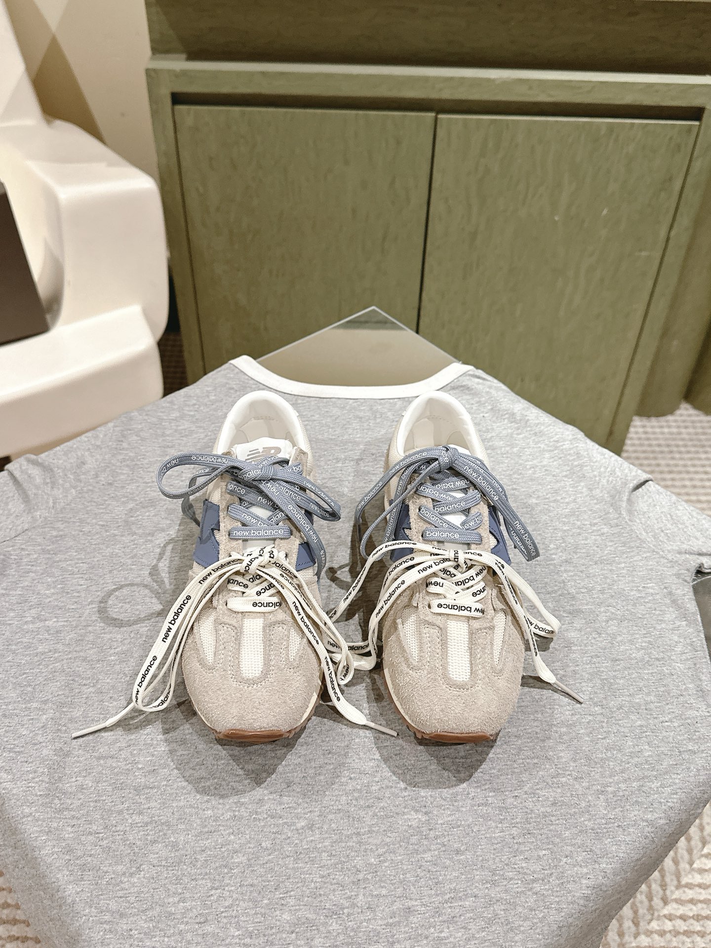 NO:470096,| 5 #Sports shoes are so cool!  A new joint plan with New Balance was exposed at the show. It is designed based on 530. The upper is made of leather and suede splicing to create a very textured texture. The shoelaces are designed with a very popular pair of shoelaces. Each pair of shoes is equipped with three shoelaces. The counter synchronizes the latest color scheme Size35-40 (women 40 41 customized, non-return and exchange), casual shoes/sports shoes, sneakers, chamois leather19860909| 5  #运动鞋酷毙了！大秀上曝光了与New Balance 的全新联名企划 以530为蓝本设计,鞋面以皮革和麂皮拼接打造十分有质感,鞋带采用了最近很流行的双鞋带设计每一双鞋配备三幅鞋带 . 专柜同步最新配色 Size35-40 (女40 41 订做不退换）,休闲鞋/运动鞋,sneakers,chamois leather,Women's Shoes