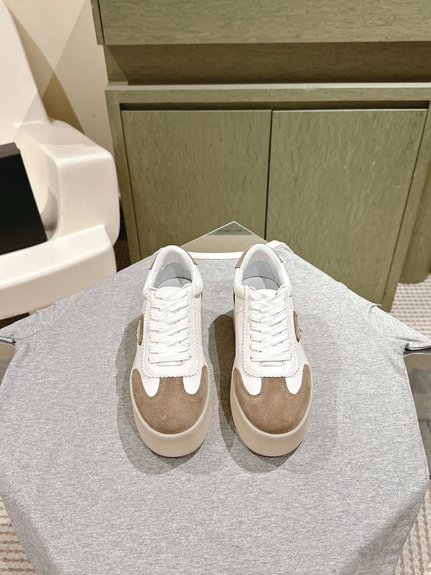 NO:470010,| 5 Prad' casual thick sole shoes Prada new style, this beef tendon sole is very comfortable on the feet, this year is very exciting, wear (high-increase) and casual, the refreshing performance is enough to express the control of every detail of the shoes, imported environmentally friendly cowhide, sheepskin inner lining with logo, anti-slip shoes beef tendon sole, this shoe is very comfortable on the feet, the foot feels great, size 35-40 with counter packaging, casual shoes/sports shoes, prada, prada, sneakers, cowhide, sheepskin19860909| 5  Prad' 一腳蹬休闲厚底鞋 普拉达新款,这款牛筋底上脚非常舒适,今年非常爆,穿上（增高）休闲两不误,清爽的表现足以表达对鞋子的个个细节的把控, 面料进口环保牛皮,羊皮内里带logo 防滑鞋牛筋底,这款鞋子上脚非常舒服,脚感很棒  码数35-40配专柜包装,休闲鞋/运动鞋,prada,prada,sneakers,cowhide,sheepskin,Women's Shoes