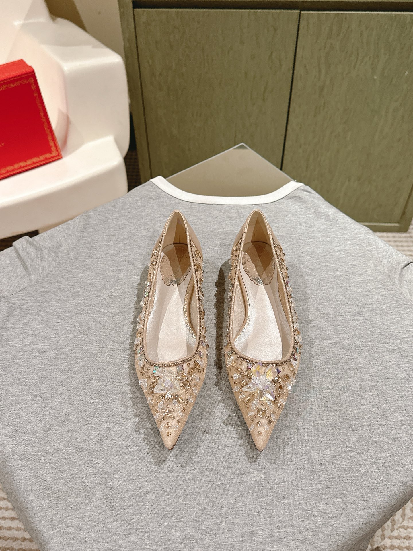 NO:470024,| 5 Rene Caovilla Rc Snake-shaped winding and popular fairy sandals series, charming and gorgeous top-notch hard products Rc shoes are always online ♀ The new season of CLEO exudes brilliant charm with vibrant style and dazzling tones with endless light, allowing every step you take is like the sea shimmering and shining. Always prepare for your own wonderful moments The elegance of velvet is faintly visible between light and shadow. The gentle imagination is all about Caovilla's Italian style, which is released between the feet of color difference and material. It is the perfect blend of fashion and Athens. The snake-shaped decoration wrapped around the bare feet makes your feet longer, and the delicate high-heeled sandals make your temperament soar. Original custom lace diamonds, inner sheepskin inner foot pads, flat bottom  Outsole original flash silver gold logo leather outsole Size 35-39 (34/40/41/42/43 customized non-return and exchange) standard code Full set of counter synchronous gift box packaging, split-toe slippers, rene caovilla, rene caovilla, chanel, sandals, slippers, sheepskin, Leather soles19860909| 5  Rene Caovilla芮妮·乔薇拉 Rc 蛇型缠绕爆红仙女凉鞋系列,魅惑华丽的顶级硬货 Rc家鞋子的颜值永远在线 ♀ 新一季CLEO 散发璀璨魅力以充满活力的风格和耀目的色调以无尽光芒,让你踏出的每一步都如海面波光粼粼闪耀 随时准备属于自己的精彩时刻 丝绒的优雅在光影间若隐若现温柔遐想尽于Caovilla的意式风格间于足间上映色差和材质的浪漫对话 是时尚与雅典的完美交融 缠绕在脚裸的蛇形装饰让您的脚更加修长,细跟精致高跟凉鞋让您的气质妥妥滴飙升 面料原版定制蕾丝逢钻 内里羊皮内里垫脚 平底 大底原版闪银金色标志真皮大底 Size 35-39（34/40/41/42/43定做不退换）标准码 全套专柜同步礼盒包装,分趾鞋拖鞋,rene caovilla,rene caovilla,chanel,sandals,slippers,sheepskin,Leather soles,Women's Shoes