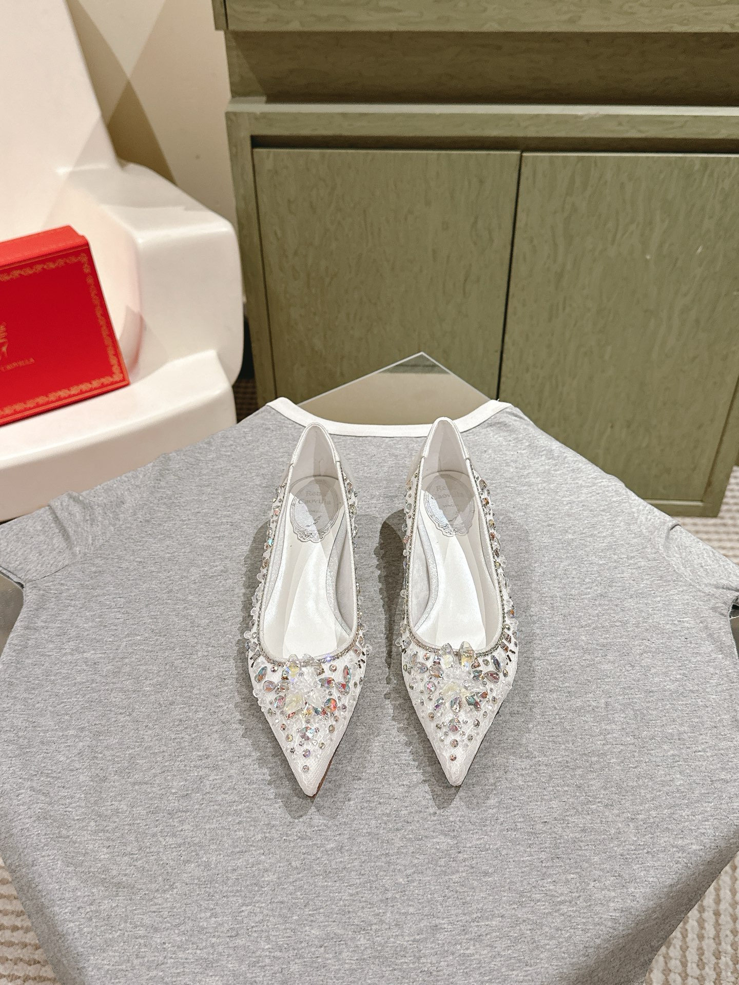 NO:469952,| 5 Rene Caovilla Rc Snake-shaped winding and popular fairy sandals series, charming and gorgeous top-notch hard products Rc shoes are always online ♀ The new season of CLEO exudes brilliant charm with vibrant style and dazzling tones with endless light, allowing every step you take is like the sea shimmering and shining. Always prepare for your own wonderful moments The elegance of velvet is faintly visible between light and shadow. The gentle imagination is all about Caovilla's Italian style, which is released between the feet of color difference and material. It is the perfect blend of fashion and Athens. The snake-shaped decoration wrapped around the bare feet makes your feet longer, and the fine high-heeled sandals make your temperament soar. Original custom lace seam diamonds, inner sheepskin inner foot pads, flat bottom  Outsole original flash silver gold logo leather outsole Size 35-39 (34/40/41/42/43 customized non-return and exchange) standard code Full set of counter synchronous gift box packaging, split-toe slippers, rene caovilla, rene caovilla, chanel, sandals, slippers, sheepskin, Leather soles19860909| 5  Rene Caovilla芮妮·乔薇拉 Rc 蛇型缠绕爆红仙女凉鞋系列,魅惑华丽的顶级硬货 Rc家鞋子的颜值永远在线 ♀ 新一季CLEO 散发璀璨魅力以充满活力的风格和耀目的色调以无尽光芒,让你踏出的每一步都如海面波光粼粼闪耀 随时准备属于自己的精彩时刻 丝绒的优雅在光影间若隐若现温柔遐想尽于Caovilla的意式风格间于足间上映色差和材质的浪漫对话 是时尚与雅典的完美交融 缠绕在脚裸的蛇形装饰让您的脚更加修长,细跟精致高跟凉鞋让您的气质妥妥滴飙升 面料原版定制蕾丝缝钻 内里羊皮内里垫脚 平底 大底原版闪银金色标志真皮大底 Size 35-39（34/40/41/42/43定做不退换）标准码 全套专柜同步礼盒包装,分趾鞋拖鞋,rene caovilla,rene caovilla,chanel,sandals,slippers,sheepskin,Leather soles,Women's Shoes