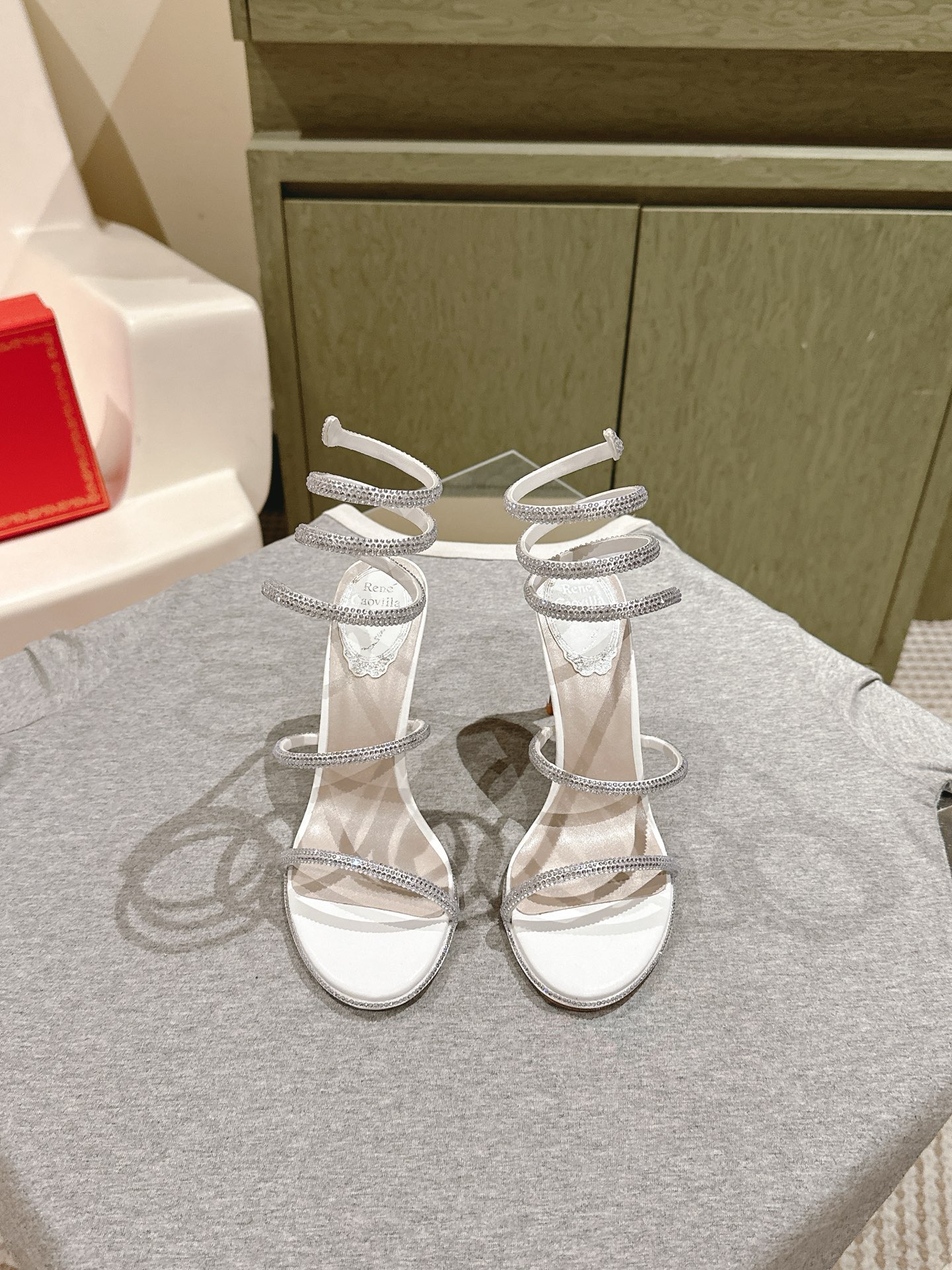 NO:469961,| 5 Rene Caovilla Rc Snake-shaped winding popular fairy sandals series, charming and gorgeous top-notch hard products Rc shoes are always online ♀ The new season of CLEO exudes brilliant charm with vibrant style and dazzling tones with endless light, allowing every step you take is like the sea shimmering and shining. Always prepare for your own wonderful moments The elegance of velvet is faintly visible between light and shadow. The gentle imagination is all about Caovilla's Italian style, which is released between the feet of color difference and material. It is the perfect blend of fashion and Athens. The snake-shaped decoration wrapped around the bare feet makes your feet longer, and the delicate high-heeled sandals make your temperament soar. Original custom silk iron diamonds, inner sheepskin inner foot pads, height 10.5  Outsole original flash silver gold logo genuine leather outsole Size 35-39 (34/40/41/42/43 customized non-return and exchange) standard code Full set of counter synchronous gift box packaging, split-toe slippers, rene caovilla, rene caovilla, chanel, sandals, slippers, sheepskin, real silk, Leather soles19860909| 5  Rene Caovilla芮妮·乔薇拉 Rc 蛇型缠绕爆红仙女凉鞋系列,魅惑华丽的顶级硬货 Rc家鞋子的颜值永远在线 ♀ 新一季CLEO 散发璀璨魅力以充满活力的风格和耀目的色调以无尽光芒,让你踏出的每一步都如海面波光粼粼闪耀 随时准备属于自己的精彩时刻 丝绒的优雅在光影间若隐若现温柔遐想尽于Caovilla的意式风格间于足间上映色差和材质的浪漫对话 是时尚与雅典的完美交融 缠绕在脚裸的蛇形装饰让您的脚更加修长,细跟精致高跟凉鞋让您的气质妥妥滴飙升 面料原版定制真丝烫钻 内里羊皮内里垫脚 高度10.5 大底原版闪银金色标志真皮大底 Size 35-39（34/40/41/42/43定做不退换）标准码 全套专柜同步礼盒包装,分趾鞋拖鞋,rene caovilla,rene caovilla,chanel,sandals,slippers,sheepskin,real silk,Leather soles,Women's Shoes