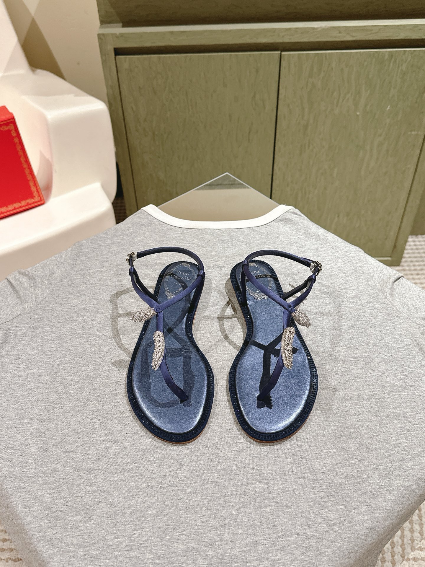 NO:469971,| 5 Rene Caovilla Rc Snake-shaped winding and popular fairy sandals series, charming and gorgeous top-notch hard products Rc shoes are always online ♀ New season CLEO exudes brilliant charm with vibrant style and dazzling tones with endless light, allowing every step you take is like the sea shimmering and shining. Always prepare for your own wonderful moments The elegance of velvet is faintly visible between light and shadow. The gentle imagination is all in Caovilla's Italian style, the romantic dialogue between the color difference and the material is released between the feet. It is the perfect blend of fashion and Athens. The snake-shaped decoration wrapped around the bare feet makes your feet longer, and the fine high-heeled sandals make your temperament soar. Original custom silk iron diamonds, inner sheepskin inner foot pads, flat bottom  Outsole original flash silver gold logo genuine leather outsole Size 35-39 (34/40/41/42/43 customized non-return and exchange) standard code Full set of counter synchronous gift box packaging, split-toe slippers, rene caovilla, rene caovilla, chanel, sandals, slippers, sheepskin, real silk, Leather soles19860909| 5  Rene Caovilla芮妮·乔薇拉 Rc 蛇型缠绕爆红仙女凉鞋系列,魅惑华丽的顶级硬货 Rc家鞋子的颜值永远在线 ♀ 新一季CLEO 散发璀璨魅力以充满活力的风格和耀目的色调以无尽光芒,让你踏出的每一步都如海面波光粼粼闪耀 随时准备属于自己的精彩时刻 丝绒的优雅在光影间若隐若现温柔遐想尽于Caovilla的意式风格间于足间上映色差和材质的浪漫对话 是时尚与雅典的完美交融 缠绕在脚裸的蛇形装饰让您的脚更加修长,细跟精致高跟凉鞋让您的气质妥妥滴飙升 面料原版定制真丝烫钻 内里羊皮内里垫脚 平底 大底原版闪银金色标志真皮大底 Size 35-39（34/40/41/42/43定做不退换）标准码 全套专柜同步礼盒包装,分趾鞋拖鞋,rene caovilla,rene caovilla,chanel,sandals,slippers,sheepskin,real silk,Leather soles,Women's Shoes