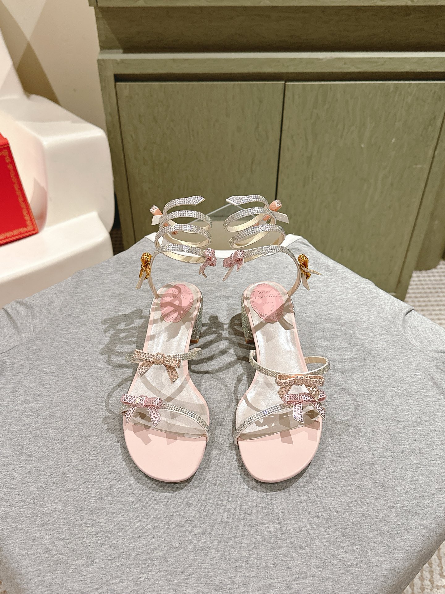 NO:469980,| 5 Rene Caovilla Rc Snake-shaped winding and popular fairy sandals series, charming and gorgeous top-notch hard products Rc shoes are always online ♀ The new season of CLEO exudes brilliant charm with vibrant style and dazzling tones with endless light, allowing every step you take is like the sea shimmering and shining. Always prepare for your own wonderful moments. The elegance of velvet is faintly visible between light and shadow. The gentle imagination is all about Caovilla's Italian style, which is released between the feet of color difference and material. It is the perfect blend of fashion and Athens. The snake-shaped decoration wrapped around the bare feet makes your feet longer, and the fine high-heeled sandals make your temperament soar. Original custom silk iron diamonds, inner sheepskin inner foot pads, thick heels 4.5  Outsole original flash silver gold logo genuine leather outsole Size 35-39 (34/40/41/42/43 customized non-return and exchange) standard code Full set of counter synchronous gift box packaging, split-toe slippers, rene caovilla, rene caovilla, chanel, sandals, slippers, sheepskin, real silk, Leather soles19860909| 5  Rene Caovilla芮妮·乔薇拉 Rc 蛇型缠绕爆红仙女凉鞋系列,魅惑华丽的顶级硬货 Rc家鞋子的颜值永远在线 ♀ 新一季CLEO 散发璀璨魅力以充满活力的风格和耀目的色调以无尽光芒,让你踏出的每一步都如海面波光粼粼闪耀 随时准备属于自己的精彩时刻 丝绒的优雅在光影间若隐若现温柔遐想尽于Caovilla的意式风格间于足间上映色差和材质的浪漫对话 是时尚与雅典的完美交融 缠绕在脚裸的蛇形装饰让您的脚更加修长,细跟精致高跟凉鞋让您的气质妥妥滴飙升 面料原版定制真丝烫钻 内里羊皮内里垫脚 粗跟4.5 大底原版闪银金色标志真皮大底 Size 35-39（34/40/41/42/43定做不退换）标准码 全套专柜同步礼盒包装,分趾鞋拖鞋,rene caovilla,rene caovilla,chanel,sandals,slippers,sheepskin,real silk,Leather soles,Women's Shoes