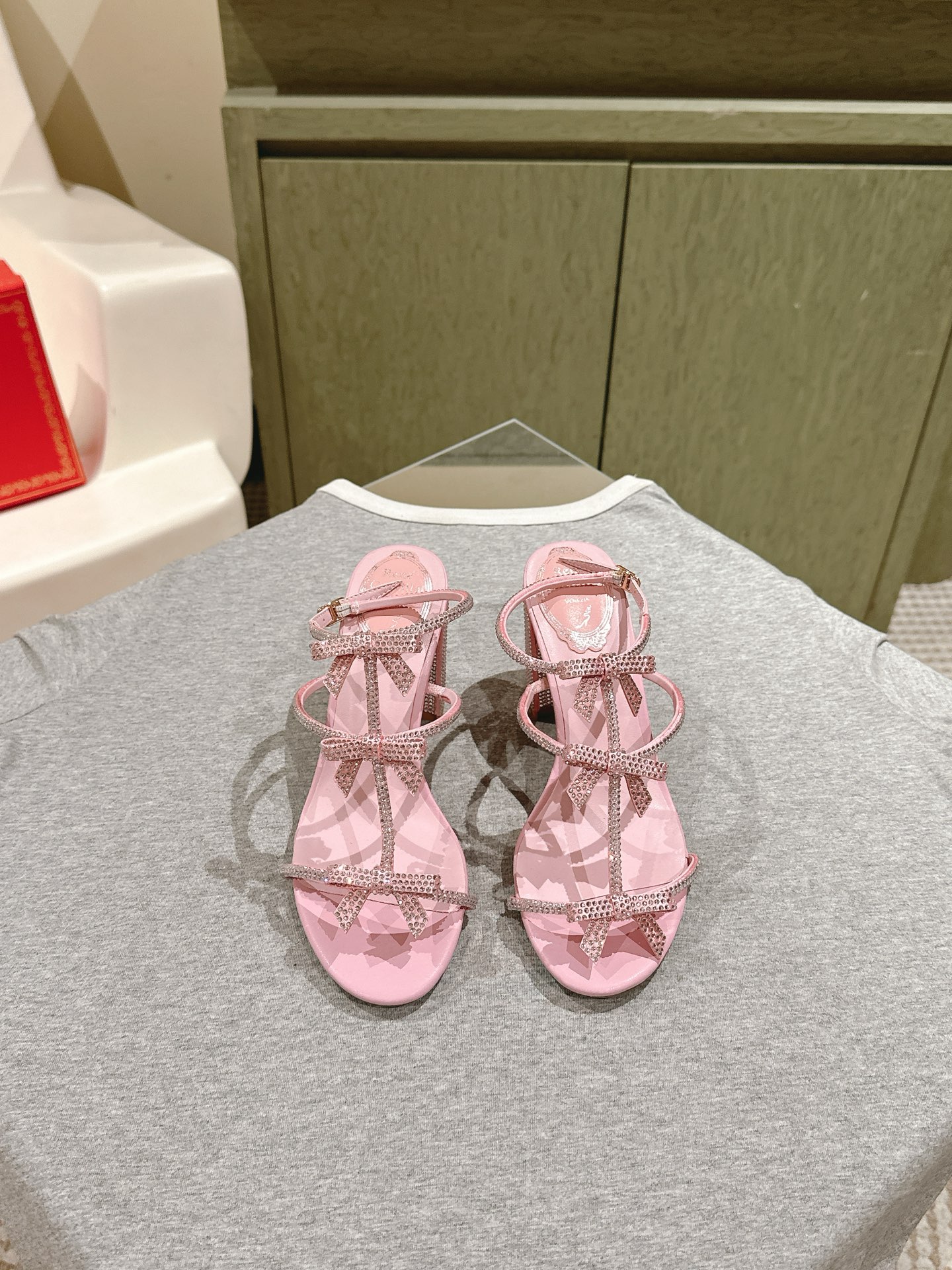 NO:469988,| 5 Rene Caovilla Rc Snake-shaped winding popular fairy sandals series, charming and gorgeous top-notch hard products Rc shoes are always online ♀ The new season of CLEO exudes brilliant charm with vibrant style and dazzling tones with endless light, allowing every step you take is like the sea shimmering and shining. Always prepare for your own wonderful moments The elegance of velvet is faintly visible between light and shadow. The gentle imagination is all about Caovilla's Italian style, which is released between the feet of color difference and material. It is the perfect blend of fashion and Athens. The snake-shaped decoration wrapped around the bare feet makes your feet longer, and the fine high-heeled sandals make your temperament soar. Original custom silk iron diamonds, inner sheepskin inner foot pads, thick heels 7.5  Outsole original flash silver gold logo genuine leather outsole Size 35-39 (34/40/41/42/43 customized non-return and exchange) standard code Full set of counter synchronous gift box packaging, split-toe slippers, rene caovilla, rene caovilla, chanel, sandals, slippers, sheepskin, real silk, Leather soles19860909| 5  Rene Caovilla芮妮·乔薇拉 Rc 蛇型缠绕爆红仙女凉鞋系列,魅惑华丽的顶级硬货 Rc家鞋子的颜值永远在线 ♀ 新一季CLEO 散发璀璨魅力以充满活力的风格和耀目的色调以无尽光芒,让你踏出的每一步都如海面波光粼粼闪耀 随时准备属于自己的精彩时刻 丝绒的优雅在光影间若隐若现温柔遐想尽于Caovilla的意式风格间于足间上映色差和材质的浪漫对话 是时尚与雅典的完美交融 缠绕在脚裸的蛇形装饰让您的脚更加修长,细跟精致高跟凉鞋让您的气质妥妥滴飙升 面料原版定制真丝烫钻 内里羊皮内里垫脚 粗跟7.5 大底原版闪银金色标志真皮大底 Size 35-39（34/40/41/42/43定做不退换）标准码 全套专柜同步礼盒包装,分趾鞋拖鞋,rene caovilla,rene caovilla,chanel,sandals,slippers,sheepskin,real silk,Leather soles,Women's Shoes