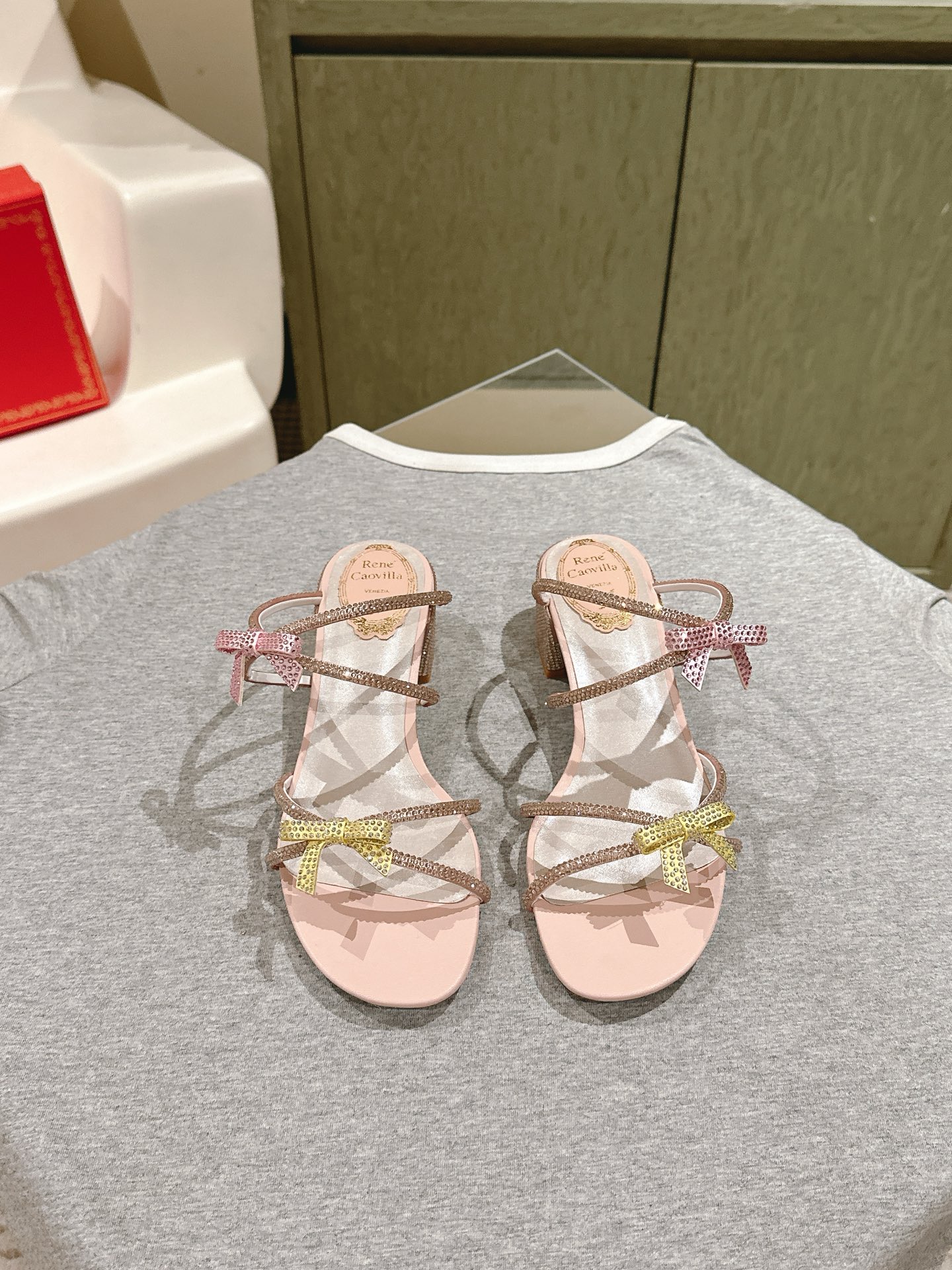 NO:469996,| 5 Rene Caovilla Rc Snake-shaped winding and popular fairy sandals series, charming and gorgeous top-notch hard products Rc shoes are always online ♀ The new season of CLEO exudes brilliant charm with vibrant style and dazzling tones with endless light, allowing every step you take is like the sea shimmering and shining. Always prepare for your own wonderful moments. The elegance of velvet is faintly visible between light and shadow. The gentle imagination is all about Caovilla's Italian style, which is released between the feet of color difference and material. It is the perfect blend of fashion and Athens. The snake-shaped decoration wrapped around the bare feet makes your feet longer, and the fine high-heeled sandals make your temperament soar. Original custom silk iron diamonds, inner sheepskin inner foot pads, thick heels 4.5  Outsole original flash silver gold logo genuine leather outsole Size 35-39 (34/40/41/42/43 customized non-return and exchange) standard code Full set of counter synchronous gift box packaging, split-toe slippers, rene caovilla, rene caovilla, chanel, sandals, slippers, sheepskin, real silk, Leather soles19860909| 5  Rene Caovilla芮妮·乔薇拉 Rc 蛇型缠绕爆红仙女凉鞋系列,魅惑华丽的顶级硬货 Rc家鞋子的颜值永远在线 ♀ 新一季CLEO 散发璀璨魅力以充满活力的风格和耀目的色调以无尽光芒,让你踏出的每一步都如海面波光粼粼闪耀 随时准备属于自己的精彩时刻 丝绒的优雅在光影间若隐若现温柔遐想尽于Caovilla的意式风格间于足间上映色差和材质的浪漫对话 是时尚与雅典的完美交融 缠绕在脚裸的蛇形装饰让您的脚更加修长,细跟精致高跟凉鞋让您的气质妥妥滴飙升 面料原版定制真丝烫钻 内里羊皮内里垫脚 粗跟4.5 大底原版闪银金色标志真皮大底 Size 35-39（34/40/41/42/43定做不退换）标准码 全套专柜同步礼盒包装,分趾鞋拖鞋,rene caovilla,rene caovilla,chanel,sandals,slippers,sheepskin,real silk,Leather soles,Women's Shoes