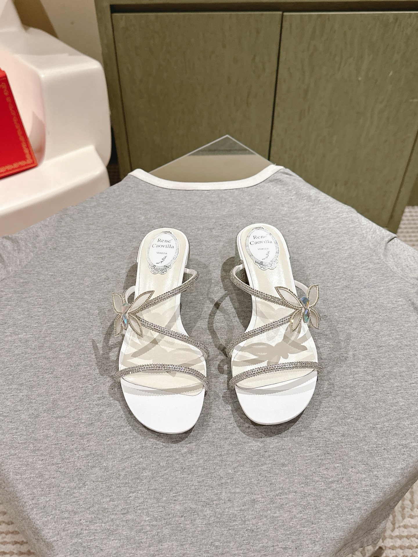 NO:470004,| 5 Rene Caovilla Rc Snake-shaped winding and popular fairy sandals series, charming and gorgeous top-notch hard products Rc shoes are always online ♀ The new season of CLEO exudes brilliant charm with vibrant style and dazzling tones with endless light, allowing every step you take is like the sea shimmering and shining. Always prepare for your own wonderful moments. The elegance of velvet is faintly visible between light and shadow. The gentle imagination is all about Caovilla's Italian style, which is released between the feet of color difference and material. It is the perfect blend of fashion and Athens. The snake-shaped decoration wrapped around the bare feet makes your feet longer, and the fine high-heeled sandals make your temperament soar. Original custom silk iron diamonds, inner sheepskin inner foot pads, thick heels 4.5  Outsole original flash silver gold logo genuine leather outsole Size 35-39 (34/40/41/42/43 customized non-return and exchange) standard code Full set of counter synchronization gift box bag, split-toe slippers, rene caovilla, rene caovilla, chanel, sandals, slippers, sheepskin, real silk, Leather soles19860909| 5  Rene Caovilla芮妮·乔薇拉 Rc 蛇型缠绕爆红仙女凉鞋系列,魅惑华丽的顶级硬货 Rc家鞋子的颜值永远在线 ♀ 新一季CLEO 散发璀璨魅力以充满活力的风格和耀目的色调以无尽光芒,让你踏出的每一步都如海面波光粼粼闪耀 随时准备属于自己的精彩时刻 丝绒的优雅在光影间若隐若现温柔遐想尽于Caovilla的意式风格间于足间上映色差和材质的浪漫对话 是时尚与雅典的完美交融 缠绕在脚裸的蛇形装饰让您的脚更加修长,细跟精致高跟凉鞋让您的气质妥妥滴飙升 面料原版定制真丝烫钻 内里羊皮内里垫脚 粗跟4.5 大底原版闪银金色标志真皮大底 Size 35-39（34/40/41/42/43定做不退换）标准码 全套专柜同步礼盒包,分趾鞋拖鞋,rene caovilla,rene caovilla,chanel,sandals,slippers,sheepskin,real silk,Leather soles,Women's Shoes