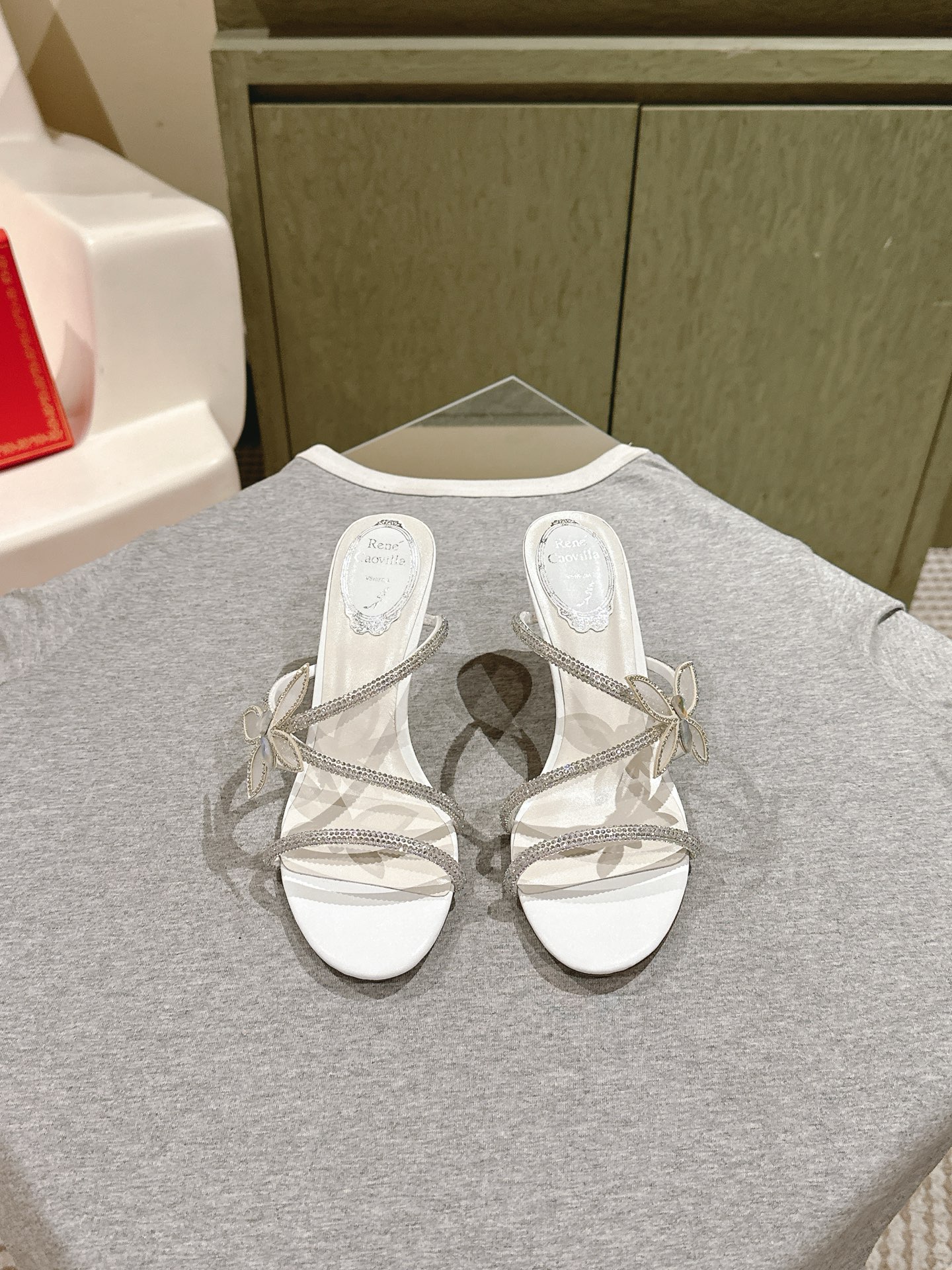 NO:470012,| 5 Rene Caovilla Rc Snake-shaped winding and popular fairy sandals series, charming and gorgeous top-notch hard products Rc shoes are always online ♀ The new season of CLEO exudes brilliant charm with vibrant style and dazzling tones with endless light, allowing every step you take is like the sea shimmering and shining. Always prepare for your own wonderful moments. The elegance of velvet is faintly visible between light and shadow. The gentle imagination is all about Caovilla's Italian style, which is released between the feet of color difference and material. It is the perfect blend of fashion and Athens. The snake-shaped decoration wrapped around the bare feet makes your feet longer, and the fine high-heeled sandals make your temperament soar. Original custom silk iron diamonds, inner sheepskin inner foot pads, thick heels 4.5  Outsole original flash silver gold logo genuine leather outsole Size 35-39 (34/40/41/42/43 customized non-return and exchange) standard code Full set of counter synchronous gift box packaging, split-toe slippers, rene caovilla, rene caovilla, chanel, sandals, slippers, sheepskin, real silk, Leather soles19860909| 5  Rene Caovilla芮妮·乔薇拉 Rc 蛇型缠绕爆红仙女凉鞋系列,魅惑华丽的顶级硬货 Rc家鞋子的颜值永远在线 ♀ 新一季CLEO 散发璀璨魅力以充满活力的风格和耀目的色调以无尽光芒,让你踏出的每一步都如海面波光粼粼闪耀 随时准备属于自己的精彩时刻 丝绒的优雅在光影间若隐若现温柔遐想尽于Caovilla的意式风格间于足间上映色差和材质的浪漫对话 是时尚与雅典的完美交融 缠绕在脚裸的蛇形装饰让您的脚更加修长,细跟精致高跟凉鞋让您的气质妥妥滴飙升 面料原版定制真丝烫钻 内里羊皮内里垫脚 粗跟4.5 大底原版闪银金色标志真皮大底 Size 35-39（34/40/41/42/43定做不退换）标准码 全套专柜同步礼盒包装,分趾鞋拖鞋,rene caovilla,rene caovilla,chanel,sandals,slippers,sheepskin,real silk,Leather soles,Women's Shoes