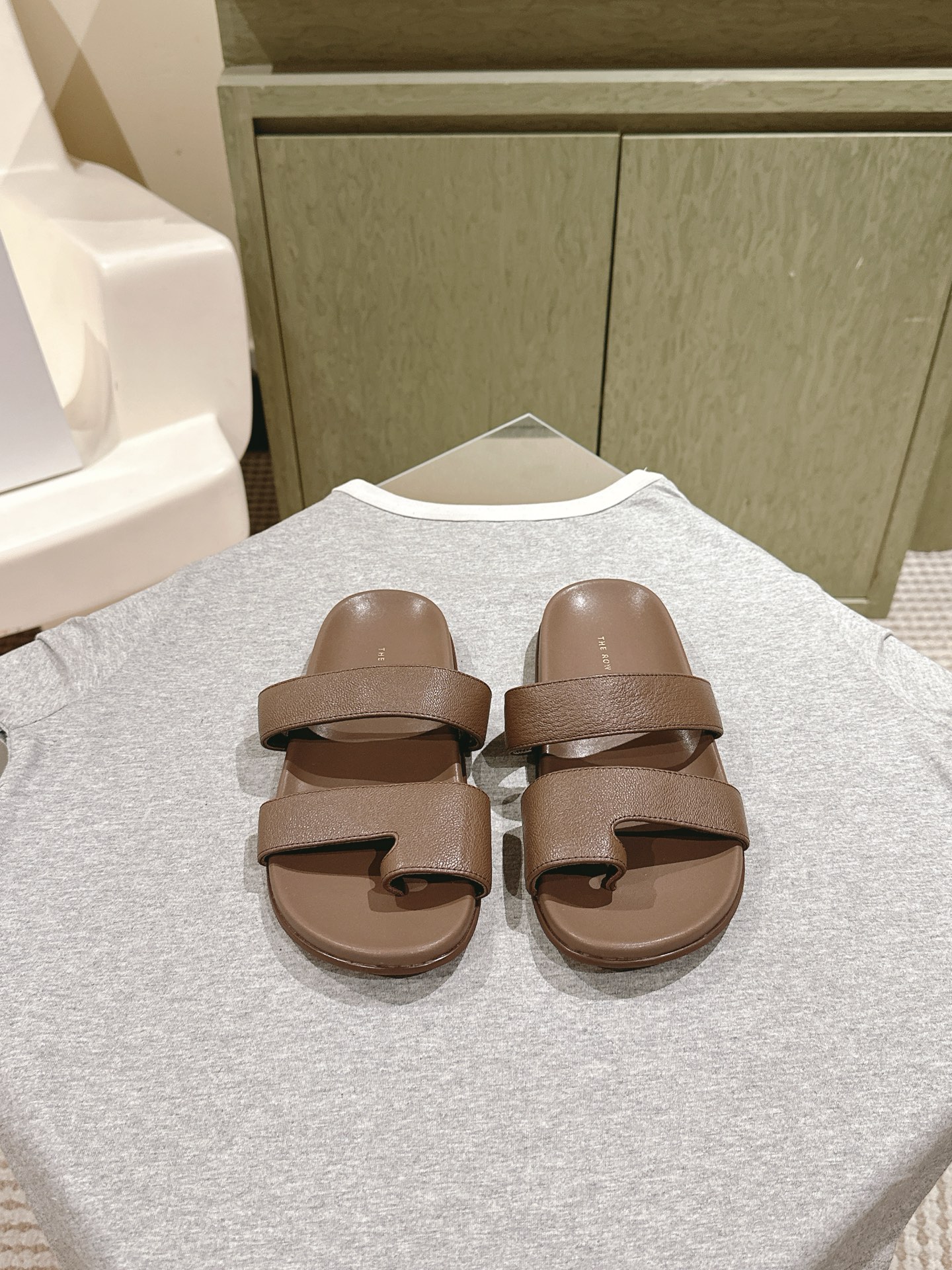 NO:470109,| 5 The row's new drag series!  You can always believe that the row is synonymous with minimalism and retro. As simple as ever, it has a sense of design, simple and smooth lines, and full of details. 1:1 customized sheepskin fabric, sheepskin inner, private model sole, size 35-39 (40# customized non-return and exchange), split-toe shoes, sheepskin19860909| 5  The row 新款拖系列！你可以永远相信the row ,极简、复古是他们的代名词一如既往的简单,有设计感,线条简洁流畅,细节满满1:1订制羊皮面料,羊皮内里,对版私模大底,尺码35-39（40#订做不退换）,分趾鞋,sheepskin,Women's Shoes