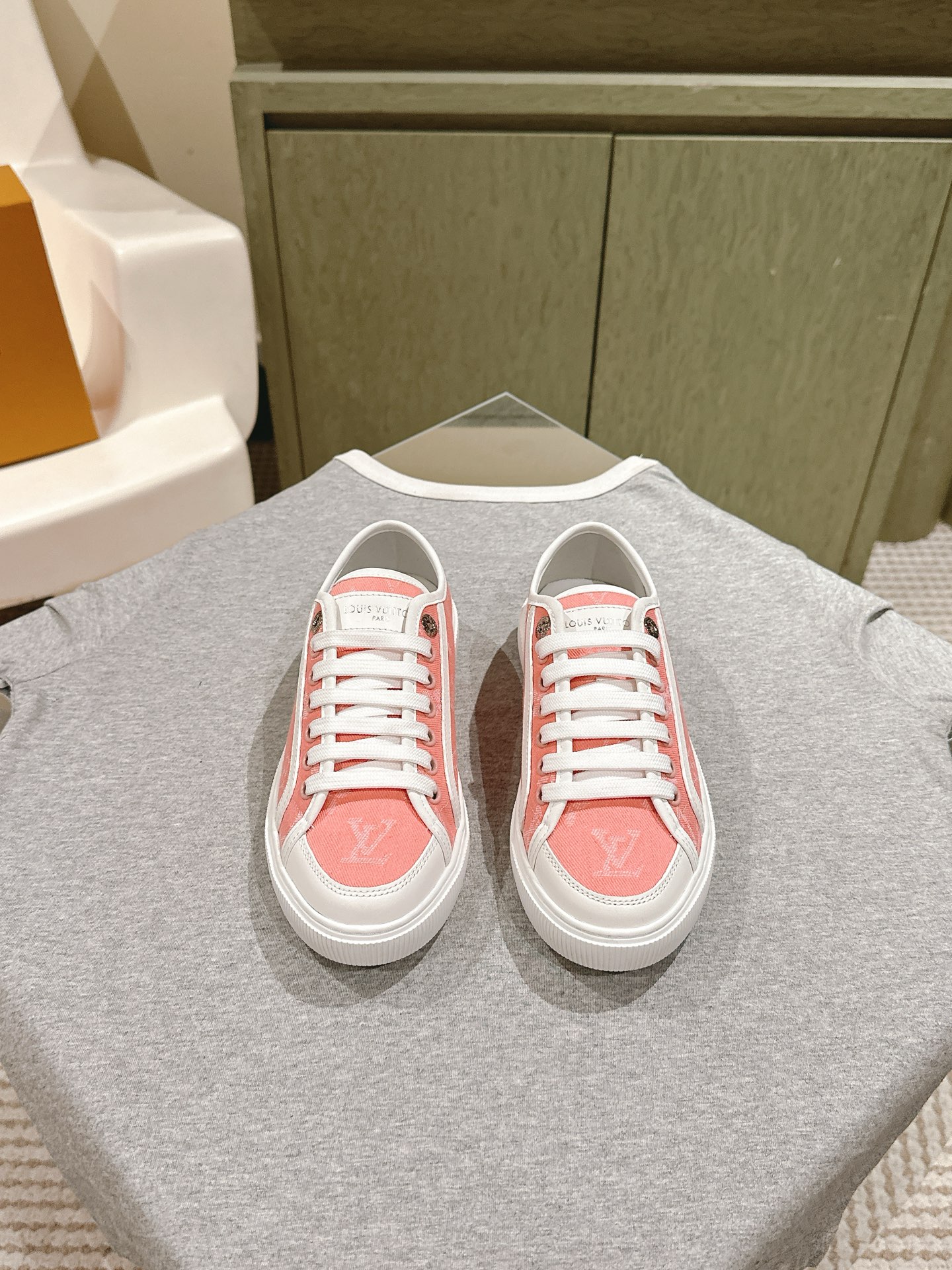 NO:470089,| 5 Gucci latest denim canvas shoes, the most popular denim tent cloth shoes in spring and summer, casual flat shoes... Fabric denim canvas surface/classic double G old-fashioned cloth surface Inner breathable cloth inner lining, middle layer PU leather/internal and outer cloth surface will not wrinkle outsole original molded shell toe outsole Craft denim tassel design/embroidery logo Size number for women 35-40, casual shoes/sports shoes, gucci, sneakers19860909| 5 Gucci 最新款丹宁帆布鞋,春夏季最热门牛仔帐布鞋,休闲平板鞋…… 面料丹宁牛仔帆布面/经典双G老花布面 内里透气布内里,中间层贴PU皮/里外布面都不会皱 大底原版开模贝壳头大底 工艺牛仔流苏设计/刺绣Logo 码数女码35-40,休闲鞋/运动鞋,gucci,sneakers,Women's Shoes