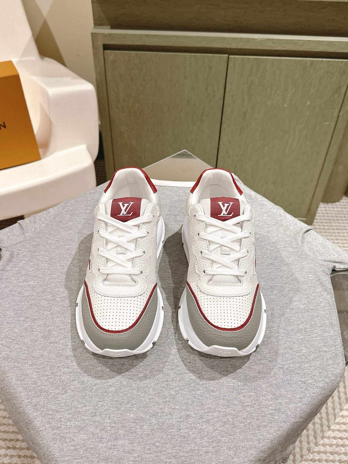 NO:470076,Couple style men | 5 LV purchasing grade shoes are available in stock!  Classic Donkey Family full series!  LVTrainer PVC sneakers, every style and color matching is great!  Trainer's feet feel really good, full of surprises and silver updates, and Xiaohongshu Internet celebrity couples are starting to show!  The fabric is made of the same material as the original, and the original version compares each detail one by one!  Various leather TPU cloths, super complex splicing, TPU original bottom, purchasing level, not ordinary material!  Number of codes 35-45 Couple model Delivery counter synchronously with full packaging!  , casual shoes / sneakers, louis vuitton, louis vuitton, louis vuitton, louis vuitton, sneakers19860909情侣款 男 | 5  LV代购级板鞋新色现货供应！经典驴家全系列！LVTrainer PVC 运动鞋, 每个款式配色都很赞！Trainer的脚感真的非常不错,惊喜满满银色不断更新,小红书网红情侣纷纷开秀！ 面料选用原版完全一样材质做工细节,原版一比一对比每个细节！各种皮面TPU 布 超复杂拼接 TPU原版大底,代购级别,不是普通材质哦！ 码数 35-45 情侣款 配送专柜同步全套包装！,休闲鞋/运动鞋,louis vuitton,louis vuitton,louis vuitton,sneakers,Women's Shoes