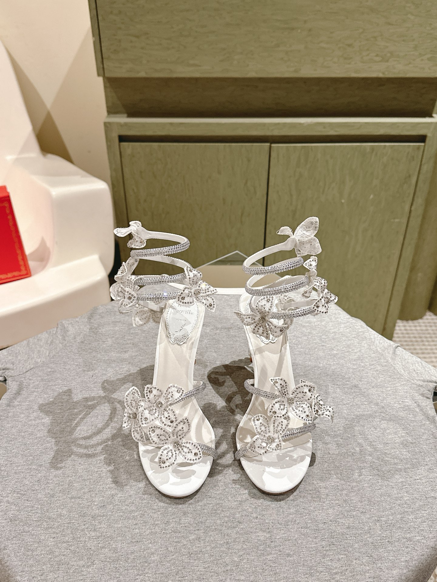 NO:484440,| 5 Rene Caovilla Rc Snake-shaped winding popular fairy sandals series, charming and gorgeous top-notch hard products Rc shoes are always online ♀ The new season of CLEO exudes brilliant charm with vibrant style and dazzling tones with endless light, allowing every step you take is like the sea shimmering and shining. Always prepare for your own wonderful moments The elegance of velvet is faintly visible between light and shadow. The gentle imagination is all about Caovilla's Italian style, which is released between the feet of color difference and material. It is the perfect blend of fashion and Athens. The snake-shaped decoration wrapped around the bare feet makes your feet longer, and the delicate high-heeled sandals make your temperament soar. Original custom silk iron diamonds, inner sheepskin inner foot pads, height 10.5  Outsole original flash silver gold logo genuine leather outsole Size 35-39 (34/40/41/42/43 customized non-return and exchange) standard code Full set of counter synchronous gift box packaging, high heels sandals, rene caovilla, rene caovilla, chanel, sandals, high heels, sheepskin, real silk, Leather soles19860909| 5  Rene Caovilla芮妮·乔薇拉 Rc 蛇型缠绕爆红仙女凉鞋系列,魅惑华丽的顶级硬货 Rc家鞋子的颜值永远在线 ♀ 新一季CLEO 散发璀璨魅力以充满活力的风格和耀目的色调以无尽光芒,让你踏出的每一步都如海面波光粼粼闪耀 随时准备属于自己的精彩时刻 丝绒的优雅在光影间若隐若现温柔遐想尽于Caovilla的意式风格间于足间上映色差和材质的浪漫对话 是时尚与雅典的完美交融 缠绕在脚裸的蛇形装饰让您的脚更加修长,细跟精致高跟凉鞋让您的气质妥妥滴飙升 面料原版定制真丝烫钻 内里羊皮内里垫脚 高度10.5 大底原版闪银金色标志真皮大底 Size 35-39（34/40/41/42/43定做不退换）标准码 全套专柜同步礼盒包装,高跟鞋凉鞋,rene caovilla,rene caovilla,chanel,sandals,high heels,sheepskin,real silk,Leather soles,Women's Shoes