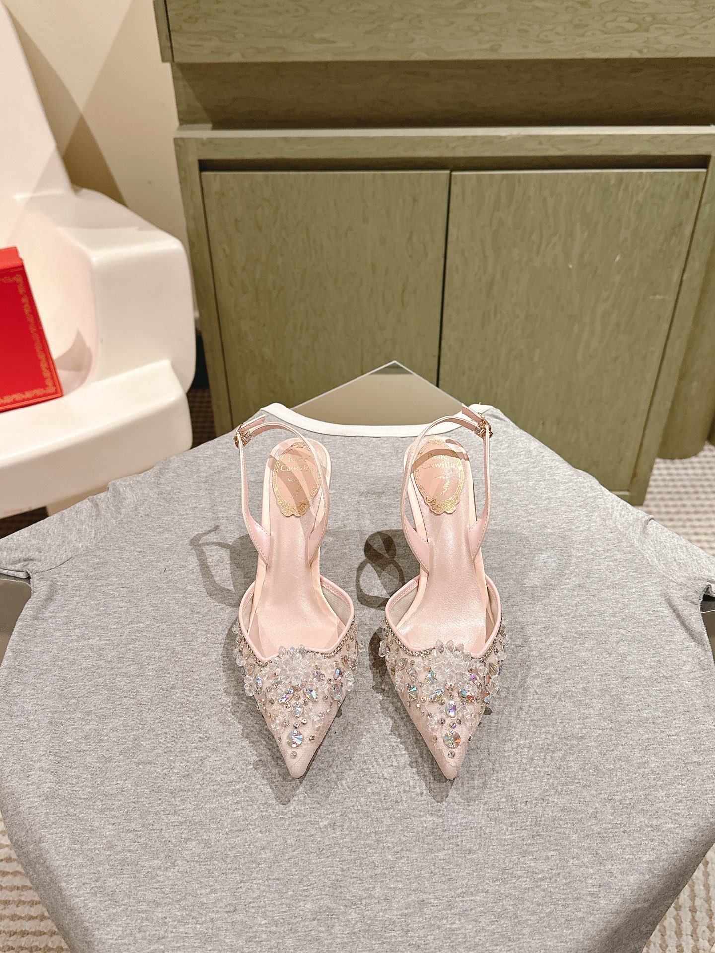 NO:470016,| 5 Rene Caovilla Rc Snake-shaped winding popular fairy sandals series, charming and gorgeous top-notch hard products Rc shoes are always online ♀ The new season of CLEO exudes brilliant charm with vibrant style and dazzling tones with endless light, allowing every step you take is like the sea shimmering and shining. Always prepare for your own wonderful moments The elegance of velvet is faintly visible between light and shadow. The gentle imagination is all about Caovilla's Italian style, which is released between the feet of color difference and material. It is the perfect blend of fashion and Athens. The snake-shaped decoration wrapped around the bare feet makes your feet longer, and the delicate high-heeled sandals make your temperament soar. Original custom silk iron diamonds, inner sheepskin inner foot pads, height 10.5  Outsole original flash silver gold logo genuine leather outsole Size 35-39 (34/40/41/42/43 customized non-return and exchange) standard code Full set of counter synchronous gift box packaging, split-toe slippers, rene caovilla, rene caovilla, chanel, sandals, slippers, sheepskin, real silk, Leather soles19860909| 5  Rene Caovilla芮妮·乔薇拉 Rc 蛇型缠绕爆红仙女凉鞋系列,魅惑华丽的顶级硬货 Rc家鞋子的颜值永远在线 ♀ 新一季CLEO 散发璀璨魅力以充满活力的风格和耀目的色调以无尽光芒,让你踏出的每一步都如海面波光粼粼闪耀 随时准备属于自己的精彩时刻 丝绒的优雅在光影间若隐若现温柔遐想尽于Caovilla的意式风格间于足间上映色差和材质的浪漫对话 是时尚与雅典的完美交融 缠绕在脚裸的蛇形装饰让您的脚更加修长,细跟精致高跟凉鞋让您的气质妥妥滴飙升 面料原版定制真丝烫钻 内里羊皮内里垫脚 高度10.5 大底原版闪银金色标志真皮大底 Size 35-39（34/40/41/42/43定做不退换）标准码 全套专柜同步礼盒包装,分趾鞋拖鞋,rene caovilla,rene caovilla,chanel,sandals,slippers,sheepskin,real silk,Leather soles,Women's Shoes