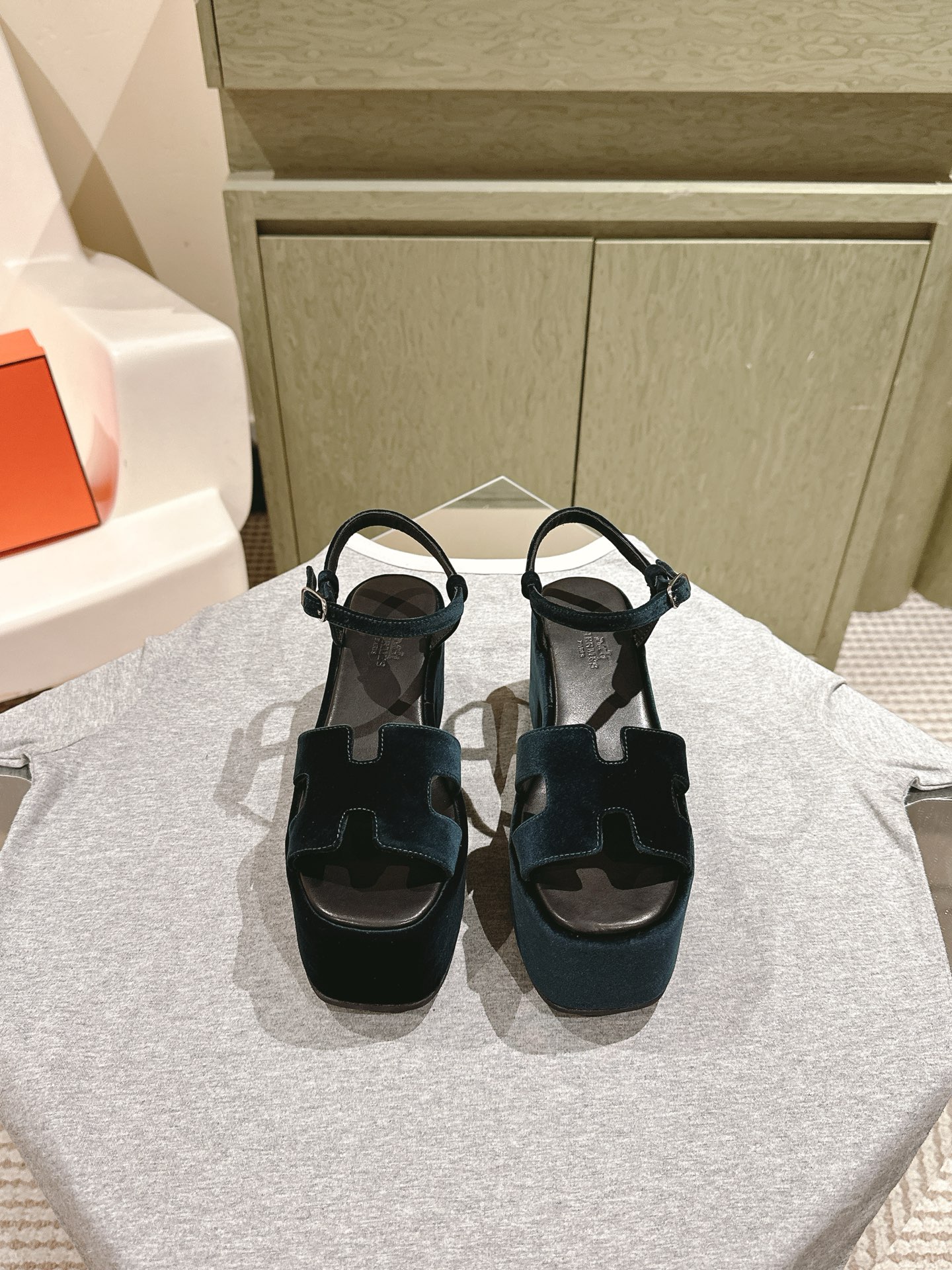 NO:470082,| 5 Hermes herme…sponge cake thick-soled sandals!  The versatile hot-selling model is beautiful and beautiful, and it is high-end. It is a decisive spring and summer. It has a material Yangjing upper, and the original version is as good as a standard thick sole!  Bottom thickness 8.5cm top quality 35-41 full set of counter synchronous gift box packaging!  ,sandals,hermes,hermes,sandals,sheep19860909| 5 爱马仕herme…松糕厚底凉鞋！百搭热销款新色好看好穿还高级,春夏决绝子,材质羊京鞋面,原版一比一定制厚底！底厚8.5cm 顶级精品35-41 全套专柜同步礼盒包装！,凉鞋,hermes,hermes,sandals,sheep,Women's Shoes