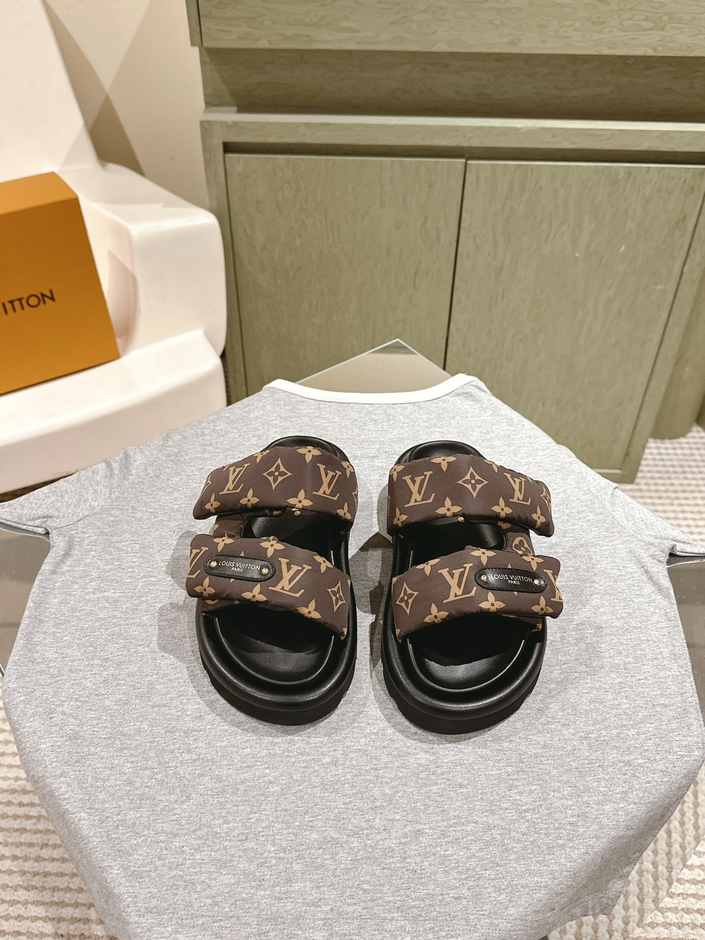 NO:470062,Couple model men's size 10 | 5 LV Louis Vuitton's new top version counter focuses on the latest donkey slippers, hard goods are on the newest, purchasing level!  Full of high-end feeling!  A popular model from domestic and foreign bloggers, retro and fashionable, beautiful!  The official website recommends the money!  3D color printing of the upper original fabric, footprint: imported goatskin, original non-slip sole, size 35-45, slippers, louis vuitton, louis vuitton, louis vuitton, slippers, sheepskin19860909情侣款男码10 | 5 LV路易威登新品顶级版本专柜主打最新款驴牌拖鞋 硬货上新 代购级别！高级感十足！国内外博主刷爆的一款,复古又时髦上脚美炸了！官网主推款！ 鞋面原版面料3D彩印 垫脚: 进口山羊皮里 大底原版防滑大底 码数35-45,拖鞋,louis vuitton,louis vuitton,louis vuitton,slippers,sheepskin,Women's Shoes