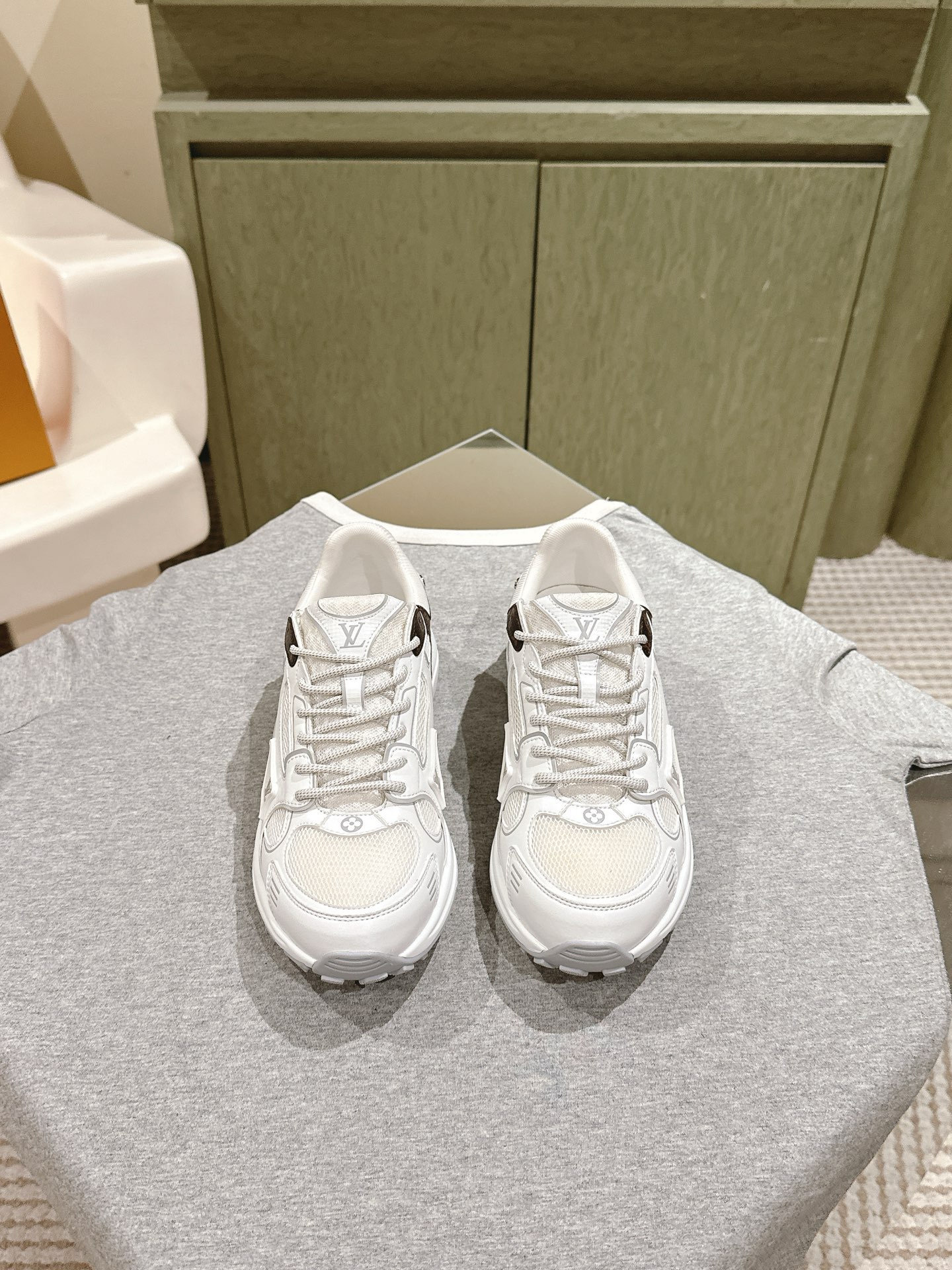 NO:261598,| 5 LV Louis Vuitton's new sports dad shoes in early spring!  The counter is synchronized with color matching, and the heavy industry creates a purchasing-level version of the girlish heart!  Showing your youthful vitality, your daily outfits are super eye-catching. The new mesh is really beautiful!  It's so beautiful that I can't take my eyes off!  The classic arch design has always been called a beautiful leg artifact!  Absolutely man-friendly, the upper is consistent with cowhide, wear-resistant, and the original mold-opening TPU is a long-lasting TPU, shock-absorbing and wear-resistant, with excellent rebound force, and it looks slim and light and comfortable!  Increase height 5cm Size35-45 Full set of packaging Couple style, casual shoes/sports shoes, louis vuitton, louis vuitton, sneakers, cowhide19860909| 5  LV 路易威登早春新品系列运动老爹鞋！专柜同步配色重工打造代购级版本少女心爆棚！尽显青春活力,日常穿搭超级抢眼.新增网面,实在太好看！美到移不开眼！经典的拱形设计,一向被称之为美腿神器！绝对的人手必备 鞋面原版一致牛皮,耐穿耐磨 大底原版开模TPU,减震耐磨,回弹力超好,上脚巨显瘦.轻盈舒适！增高5cm Size35-45 全套包装 情侣款,休闲鞋/运动鞋,louis vuitton,louis vuitton,sneakers,cowhide,Women's Shoes