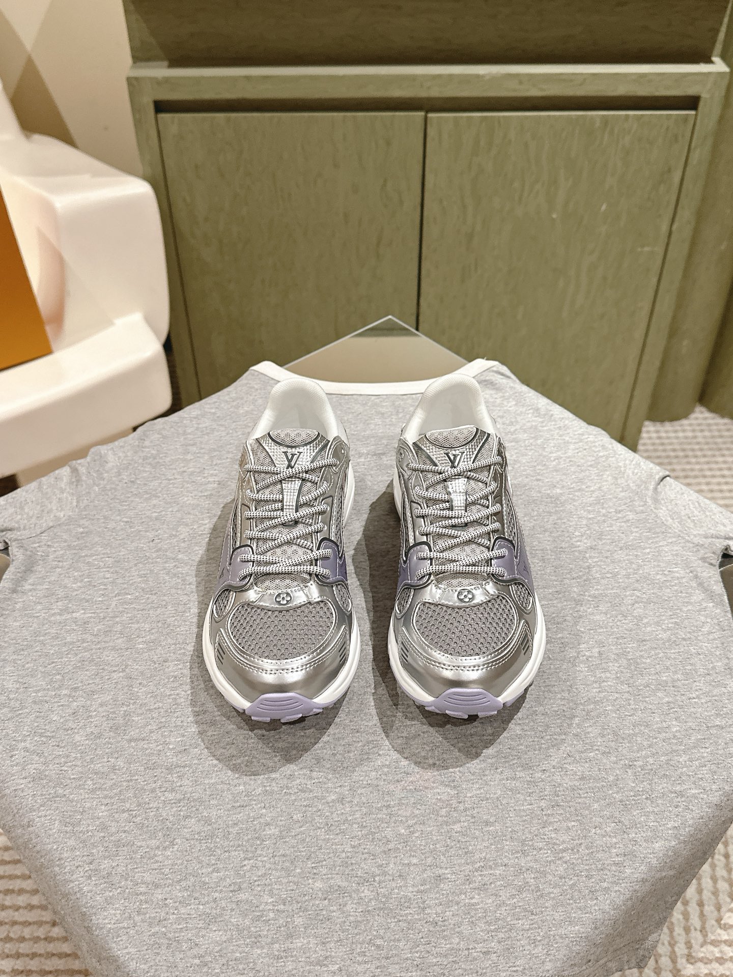 NO:261596,| 5 LV Louis Vuitton's new sports dad shoes in early spring!  The counter is synchronized with color matching, and the heavy industry creates a purchasing-level version of the girlish heart!  Showing your youthful vitality, your daily outfits are super eye-catching. The new mesh is really beautiful!  It's so beautiful that I can't take my eyes off!  The classic arch design has always been called a beautiful leg artifact!  Absolutely man-friendly, the upper is consistent with cowhide, wear-resistant, and the original mold-opening TPU is a long-lasting TPU, shock-absorbing and wear-resistant, with excellent rebound force, and it looks slim and light and comfortable!  Increase height 5cm Size35-45 Full set of packaging Couple style, casual shoes/sports shoes, louis vuitton, louis vuitton, sneakers, cowhide19860909| 5  LV 路易威登早春新品系列运动老爹鞋！专柜同步配色重工打造代购级版本少女心爆棚！尽显青春活力,日常穿搭超级抢眼.新增网面,实在太好看！美到移不开眼！经典的拱形设计,一向被称之为美腿神器！绝对的人手必备 鞋面原版一致牛皮,耐穿耐磨 大底原版开模TPU,减震耐磨,回弹力超好,上脚巨显瘦.轻盈舒适！增高5cm Size35-45 全套包装 情侣款,休闲鞋/运动鞋,louis vuitton,louis vuitton,sneakers,cowhide,Women's Shoes