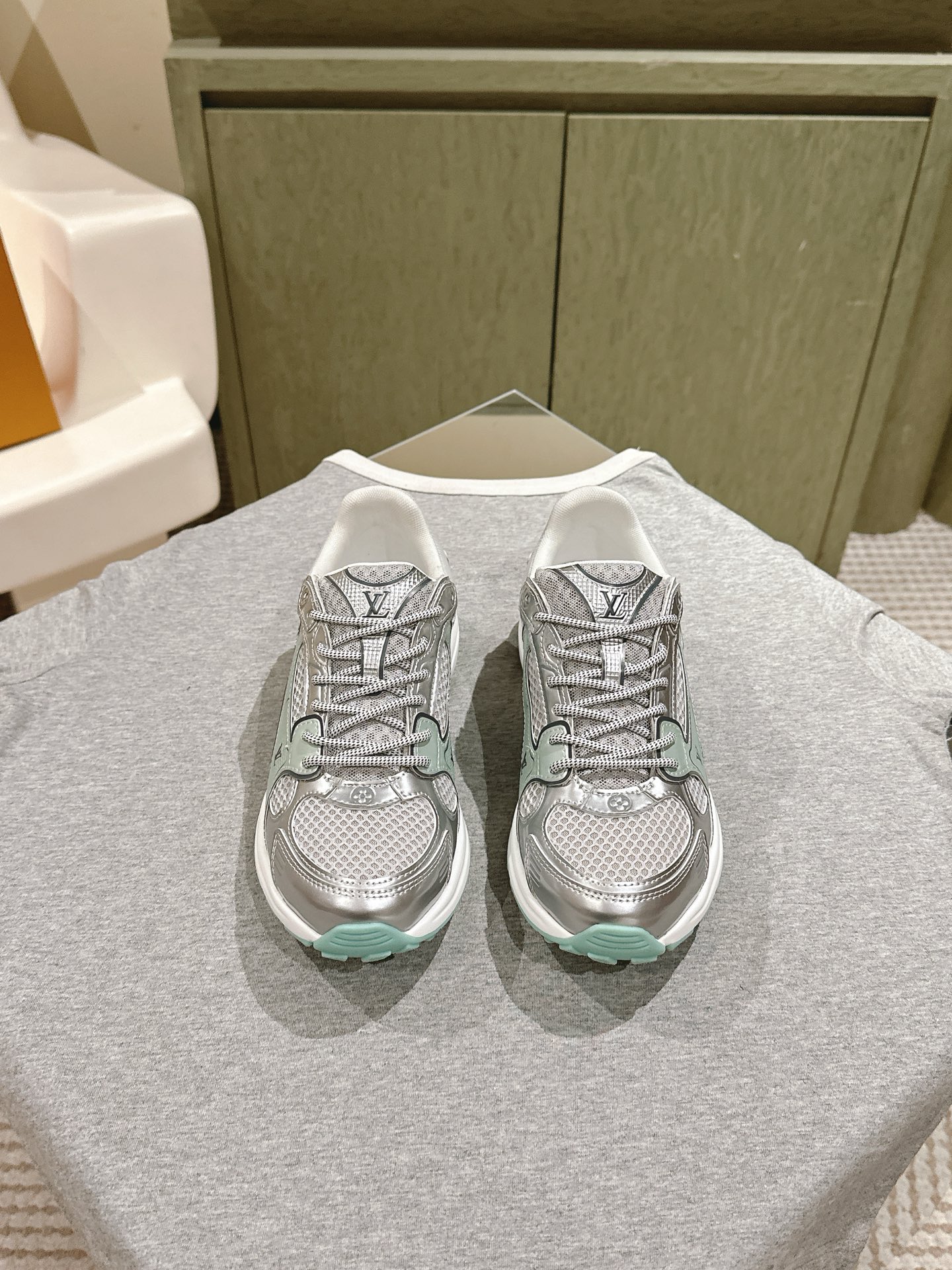 NO:470051,Couple style | 5 LV Louis Vuitton Early Spring New Series Sports Daddy Shoes!  The counter is synchronized with color matching, and the heavy industry creates a purchasing-level version of the girlish heart!  Showing your youthful vitality, your daily outfits are super eye-catching. The new mesh is really beautiful!  It's so beautiful that I can't take my eyes off!  The classic arch design has always been called a beautiful leg artifact!  Absolutely man-friendly, the upper is consistent with cowhide, wear-resistant, and the original mold-opening TPU is a long-lasting TPU, shock-absorbing and wear-resistant, with excellent rebound force, and it looks slim and light and comfortable!  Increase height 5cm Size35-45 Full set of packaging Couple style, casual shoes/sports shoes, louis vuitton, louis vuitton, sneakers, cowhide19860909情侣款 | 5  LV 路易威登早春新品系列运动老爹鞋！专柜同步配色重工打造代购级版本少女心爆棚！尽显青春活力,日常穿搭超级抢眼.新增网面,实在太好看！美到移不开眼！经典的拱形设计,一向被称之为美腿神器！绝对的人手必备 鞋面原版一致牛皮,耐穿耐磨 大底原版开模TPU,减震耐磨,回弹力超好,上脚巨显瘦.轻盈舒适！增高5cm Size35-45 全套包装 情侣款,休闲鞋/运动鞋,louis vuitton,louis vuitton,sneakers,cowhide,Women's Shoes