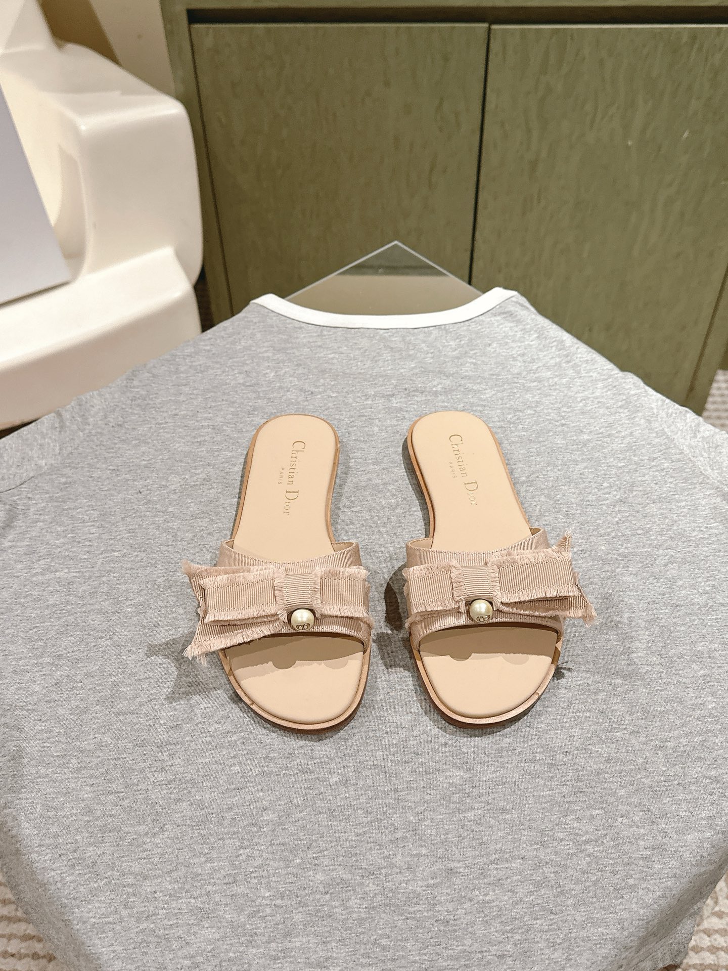 NO:469956,' ' | 4 new counter slippers top-notch, new, original custom calfskin upper, one-to-one custom brushed cloth pearls, breathable and soft, all sheepskin inner lining, original molded leather outsole, shoe size: 35-40 40 custom, original counter full set of luxury packaging, slippers, slippers, cowhide, sheepskin, Leather soles19860909' ' | 4 专柜新款拖鞋顶级上新 鞋面原版定制小牛皮一比一定制拉丝布面珍珠  内里透气柔软全羊皮内里 大底原版开模真皮大底 鞋码:35-40 40定制 原版专柜全套豪华包装,拖鞋,slippers,cowhide,sheepskin,Leather soles,Women's Shoes