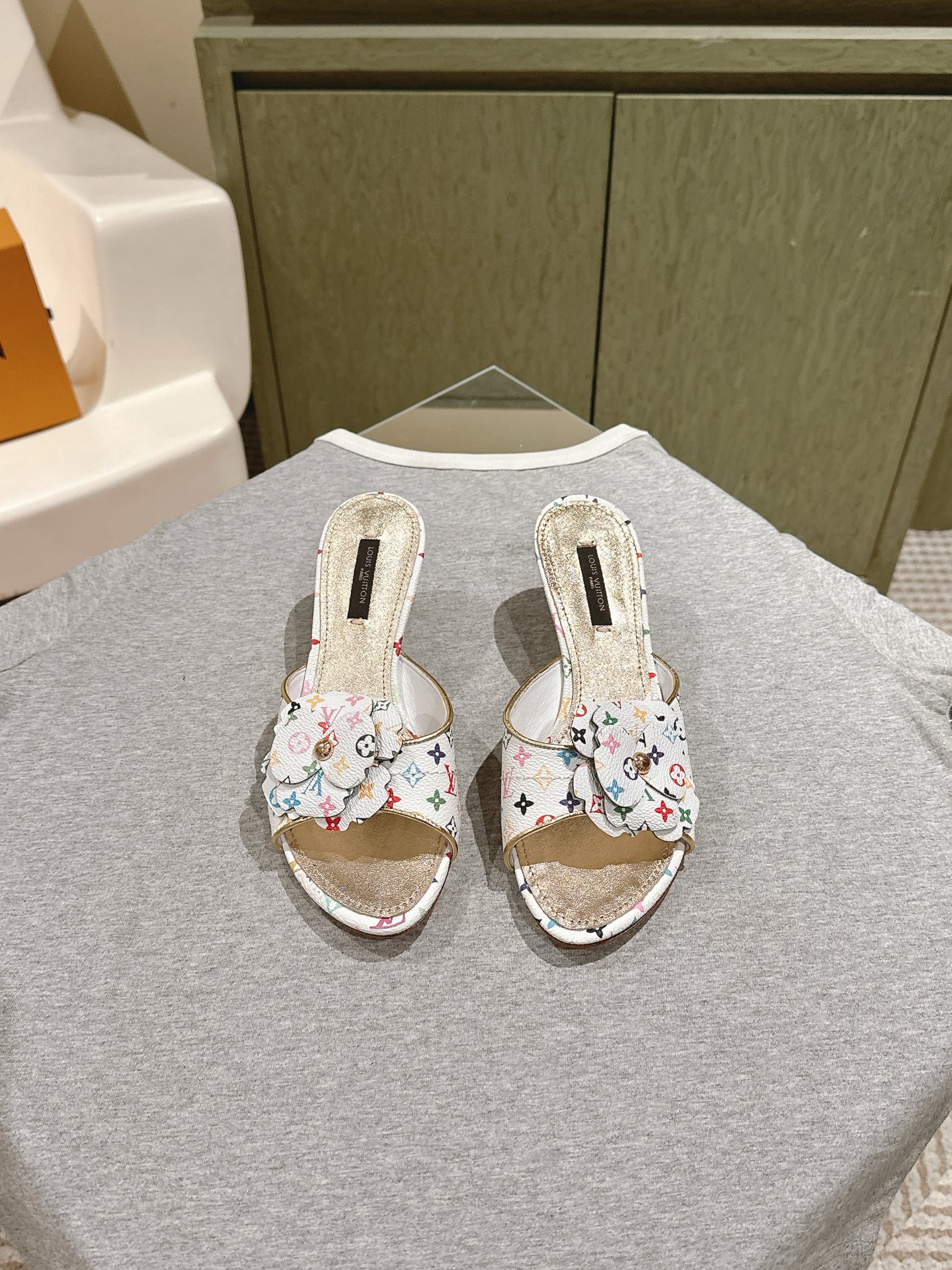 NO:470054,| 5 new arrival~LV spring and summer tannin small heel slippers. The brown leather with tannin color is so outstanding!  Sexy and comfortable, full of the full emotional value that beautiful summer shoes can give. The sandals are also very well-behaved and beautiful!  Sheepskin inner lining, natural cowhide base, heel height 5.5cm size 35-41, full set of counters simultaneously packaging!  , high heels slippers, louis vuitton, louis vuitton, louis vuitton, sandals, high heels, slippers, cowhide, sheepskin19860909| 5 驴家新品 new arrival～LV春夏单宁小跟拖鞋.单宁色搭配的棕色皮质,也太出彩了！性感舒适,拉满了夏日美鞋能给的满分情绪价值.凉鞋的造型也很乖巧好看呀！ 羊皮内里,本色牛皮底 跟高5.5cm size 35-41 全套专柜同步包装！,高跟鞋拖鞋,louis vuitton,louis vuitton,louis vuitton,sandals,high heels,slippers,cowhide,sheepskin,Women's Shoes