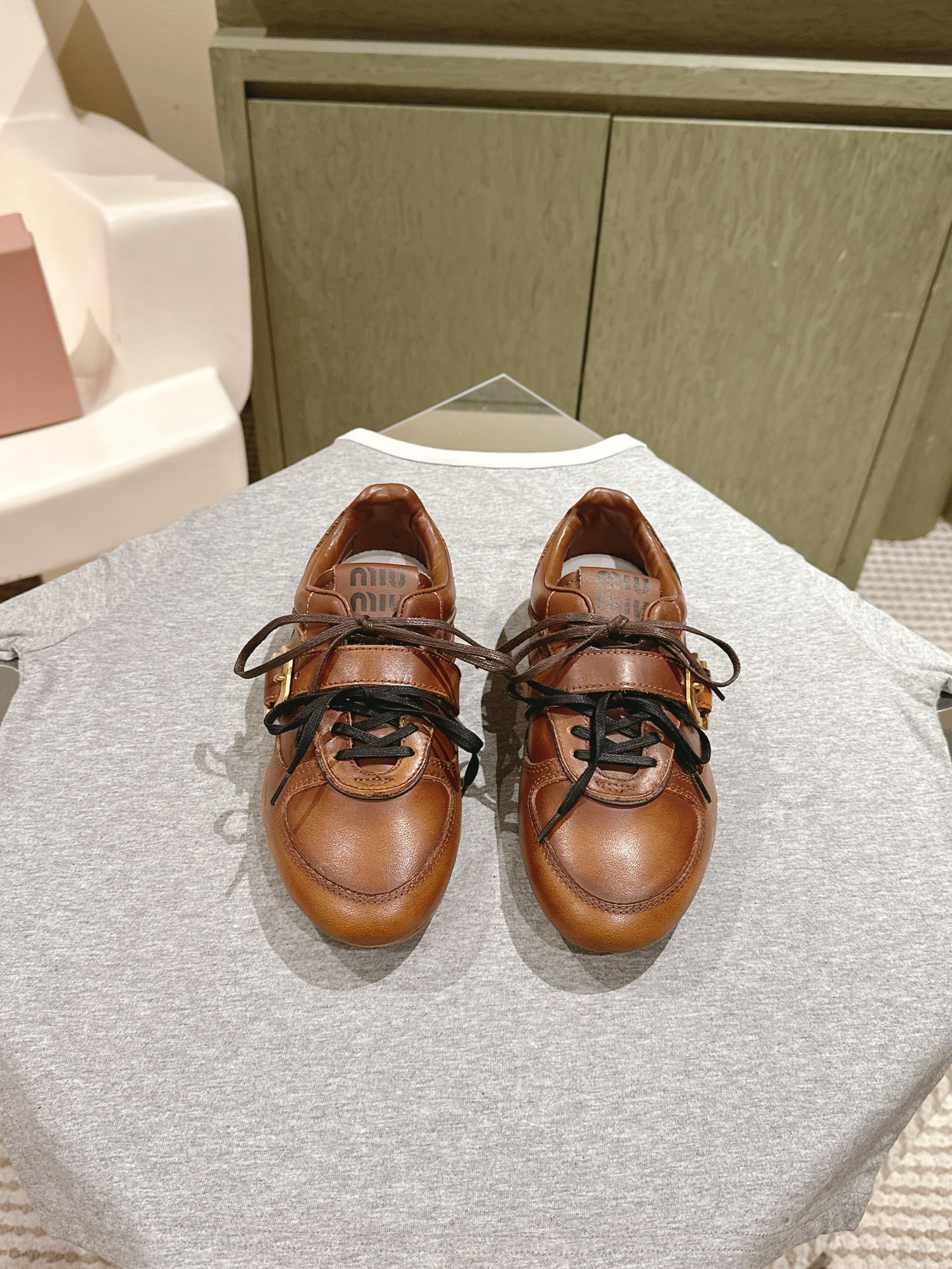 NO:470050,| 5 MIUMIU Miao Miao's Middle Age Series is very neutral!  The versatile style of LeFour is a versatile style that looks good no matter how you wear it, this summer's fashionable girl loves the medium heel flat bottom to choose from!  ★★★★★★★ Specific color made of old cowhide leather material. Cowhide inner lining, original soft bottom and soft bottom!  Cowhide inside!  Size35-40 (40 custom made without return and exchange) Full set of counters are packaged simultaneously!  loafers,miumiu,loafers,cowhide19860909| 5 MIUMIU 缪缪中古系列中性十足！一脚蹬乐福松紧后跟百搭款 怎么穿都好看今夏时髦精最爱中跟平底可选！ ★★★★★ 特定擦色做旧牛皮材质 牛皮内里,原版软底软面大底！内里牛皮！ Size35-40（40订做不退换） 全套专柜同步包装！,乐福鞋,miumiu,loafers,cowhide,Women's Shoes