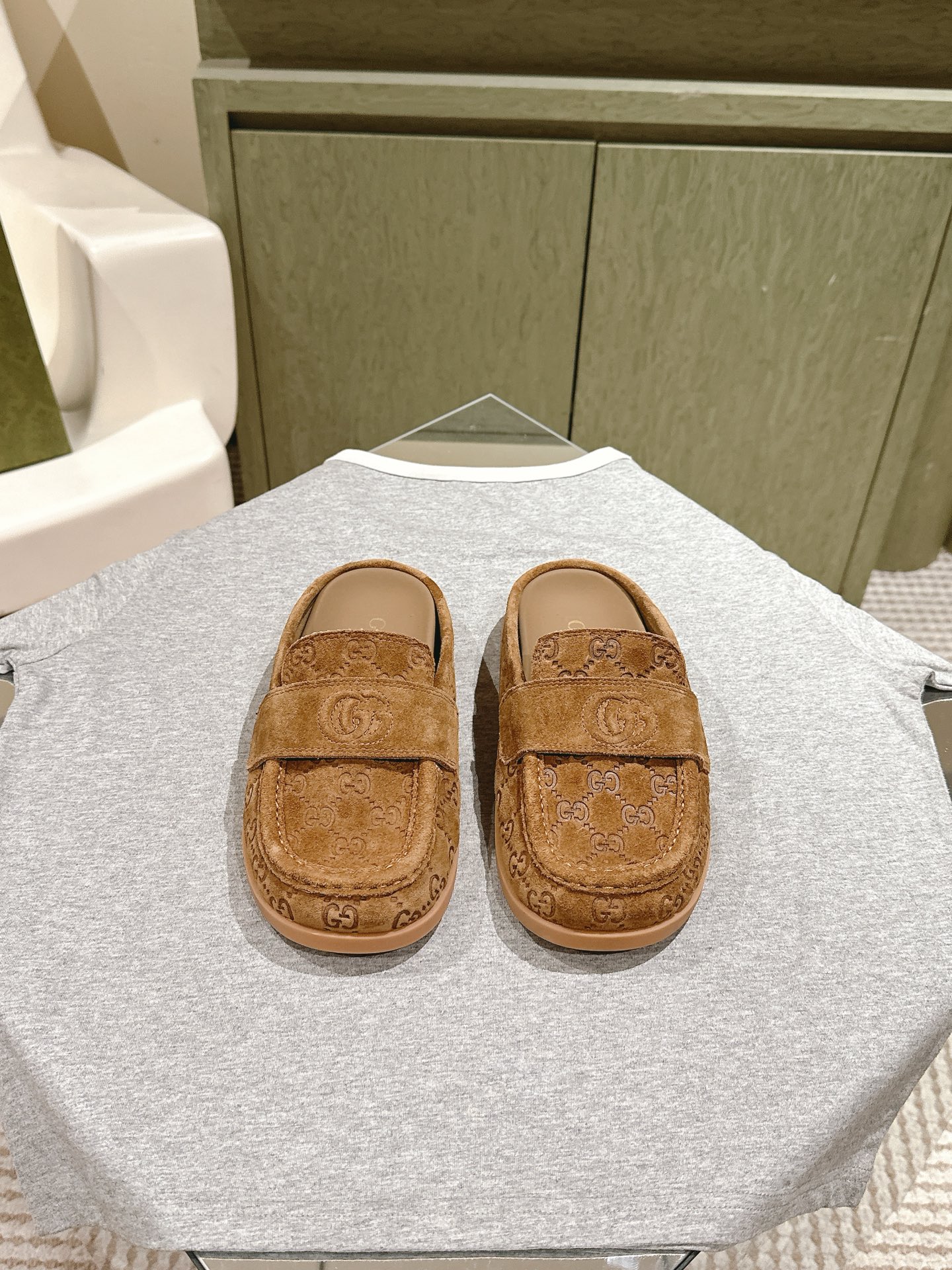 NO:470068,| 5 GUCCI Gucci Spring and Summer Muller semi-travel upper suede embossed mini, presbyterian logo, spliced ​​beef reverse velvet, rich details, exquisite and high-end, soft and glutinous, super comfortable original molding natural rubber sole Size35-39 (40/41 custom made without return or exchange), semi-travel, gucci, gucci, chamois leather19860909| 5 GUCCI古驰春夏穆勒半拖 鞋面麂皮压印迷你 老花logo,拼接牛反绒,细节丰富,精致高级 ,软软糯糯超舒服 原版开模胶天然橡胶鞋底 Size35-39（40/41定做不退换）,半拖,gucci,gucci,chamois leather,Women's Shoes