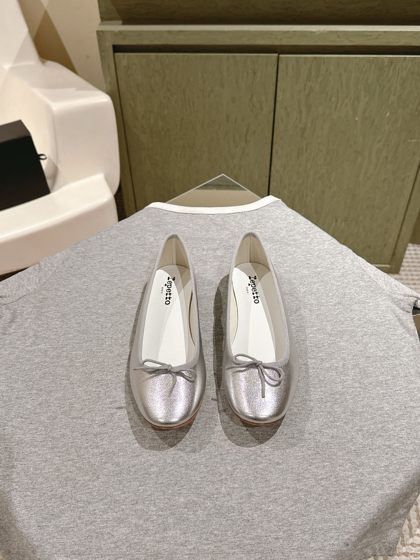 NO:470075,Marine serre x Repetto co-branded style Crescent print shallow mouth ballet shoes Single shoes The moon logo is printed inside the toe and insole!  It feels comfortable and slimming on your feet. It looks good with whatever you want!  Fairies, limited edition (limited quantity) original imported cowhide, inner foot pad sheepskin, original leather outsole, size 35-39 (40 custom made, no return or exchange), ballet shoes, cowhide, sheepskin, Leather soles19860909Marine serre x Repetto 联名款 月牙印花浅口 芭蕾舞鞋 单鞋 鞋头和鞋垫里面都印了月亮的标志！ 上脚脚感舒适显瘦 配啥啥好看哈！ 仙女们冲 限量款（数量有限） 鞋面原版进口牛皮 内里垫脚羊皮 鞋底原版真皮大底 码数35-39（40定制不退换）,芭蕾舞鞋,cowhide,sheepskin,Leather soles,Women's Shoes