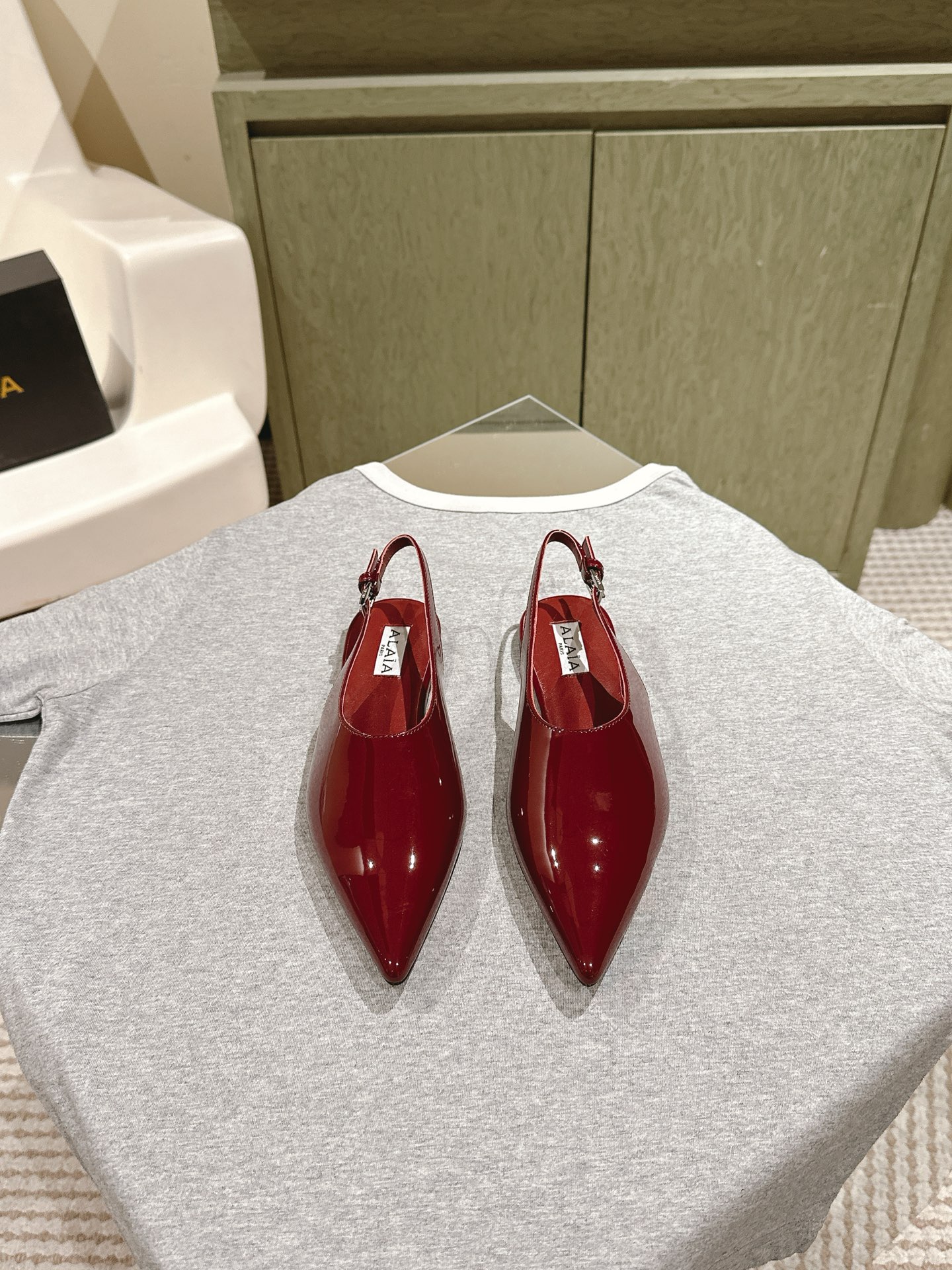 NO:469975,| 5 Alaia's new flat-soled pointed-toe shoes, simple and versatile and fashionable, simple but not complicated, suitable for a variety of shapes, combining agile and fashionable soft material with a combination of lacquered leather trim, both casual and elegant, giving the original sweetness a bit unrestrained style. Original genuine leather sole, ox patent leather material inside sheepskin!  Size 35-41 (customized by 40/41) Full set of counter synchronous gift box packaging!  sandals alaia sandals sheepskin Leather soles19860909| 5 Alaia 平底尖头鞋新品,简约百搭时尚风,简而不繁适合多种造型,步履之间灵动时髦柔软材质结合,漆面皮质饰边,既随性又优雅,让原本的甜美感多了一分不羁的风格.原版真皮大底,牛漆皮材质内里羊皮！ Size 35-41（40/41定制） 全套专柜同步礼盒包装！,凉鞋,alaia,sandals,sheepskin,Leather soles,Women's Shoes