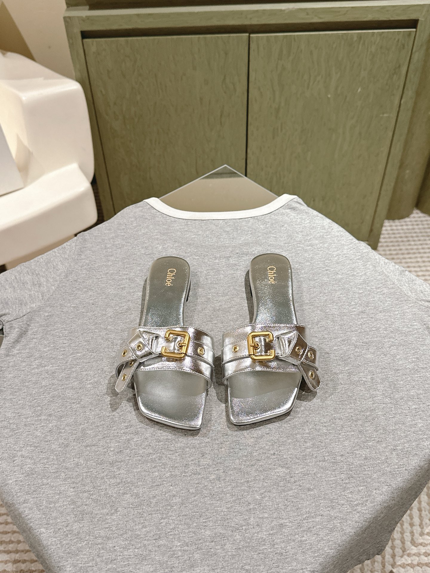 NO:469983,| 5 Chloe's new slippers are available in the new counter inspection level. The original upper is the same as the custom-made cowhide, crystal sheepskin footbed inside, and leather big sole!  Size35-39 (40 custom made), slippers, slippers, cowhide, sheepskin, Leather soles19860909| 5  克洛伊新款拖鞋现货上新专柜验货级别 鞋面原版一比一定制牛皮,内里水晶羊皮垫脚,真皮大底！ Size35-39( 40 定做),拖鞋,slippers,cowhide,sheepskin,Leather soles,Women's Shoes