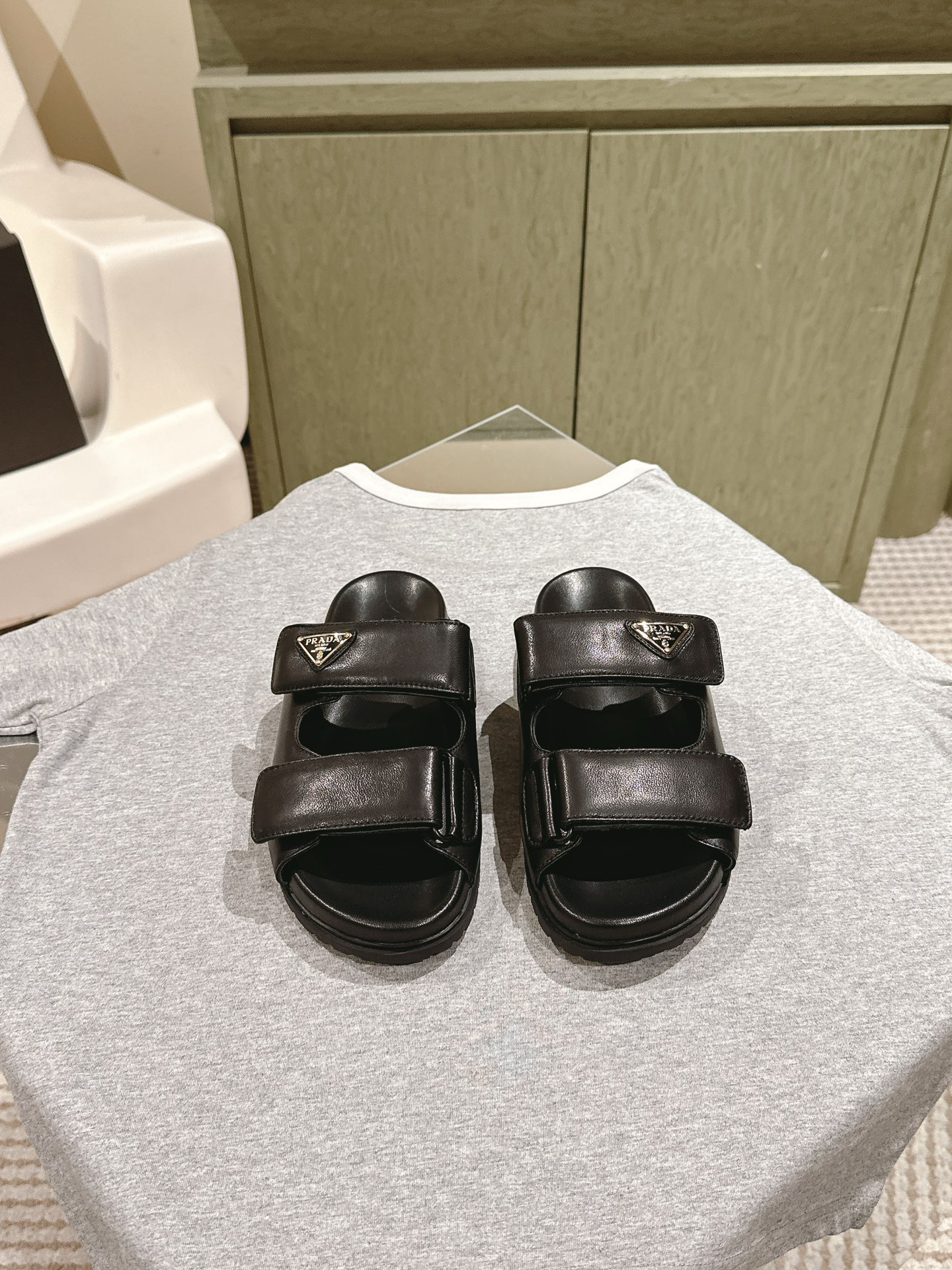 NO:470000,|5 Prada's new cowhide thick-soled slippers Prad This thick-soled slippers are very popular this year. They are both casual and casual when worn (increasing height). The refreshing performance is enough to express the control of every detail of the shoes. Imported cowhide fabric, cowhide inner thick-soled shoes, with logo, anti-slip soles. This shoe is very comfortable on the feet and has a great feeling of feet. Heel height 3cm. Size 35-45. With counter packaging, slippers, prada, prada, slippers, cowhide19860909|5  普拉达新款牛皮厚底拖鞋prad这款厚底拖鞋今年非常爆,穿上（增高）休闲两不误,清爽的表现足以表达对鞋子的个个细节的把控, 面料进口牛皮 牛皮内里 厚底鞋,带logo 防滑鞋底,这款鞋子上脚非常舒服,脚感很棒 跟高3cm 码数35-45配专柜包装,拖鞋,prada,prada,slippers,cowhide,Women's Shoes