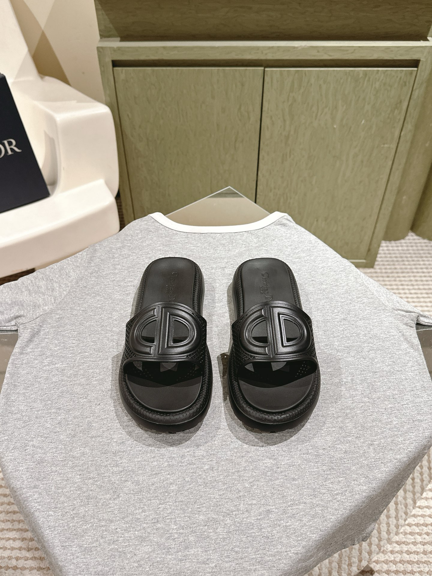 NO:469992,' ' | | 5 new colorful jelly slippers series of counters top-notch new. The original upper one-to-one abrasive material is integrated into one, shoe size: 35-40. The original counter full set of luxury packaging, slippers, slippers19860909' ' | | 5  专柜新款缤纷果冻拖鞋系列顶级上新 鞋面原版一比一磨具发泡材质一体成型,鞋码:35-40 原版专柜全套豪华包装,拖鞋,slippers,Women's Shoes