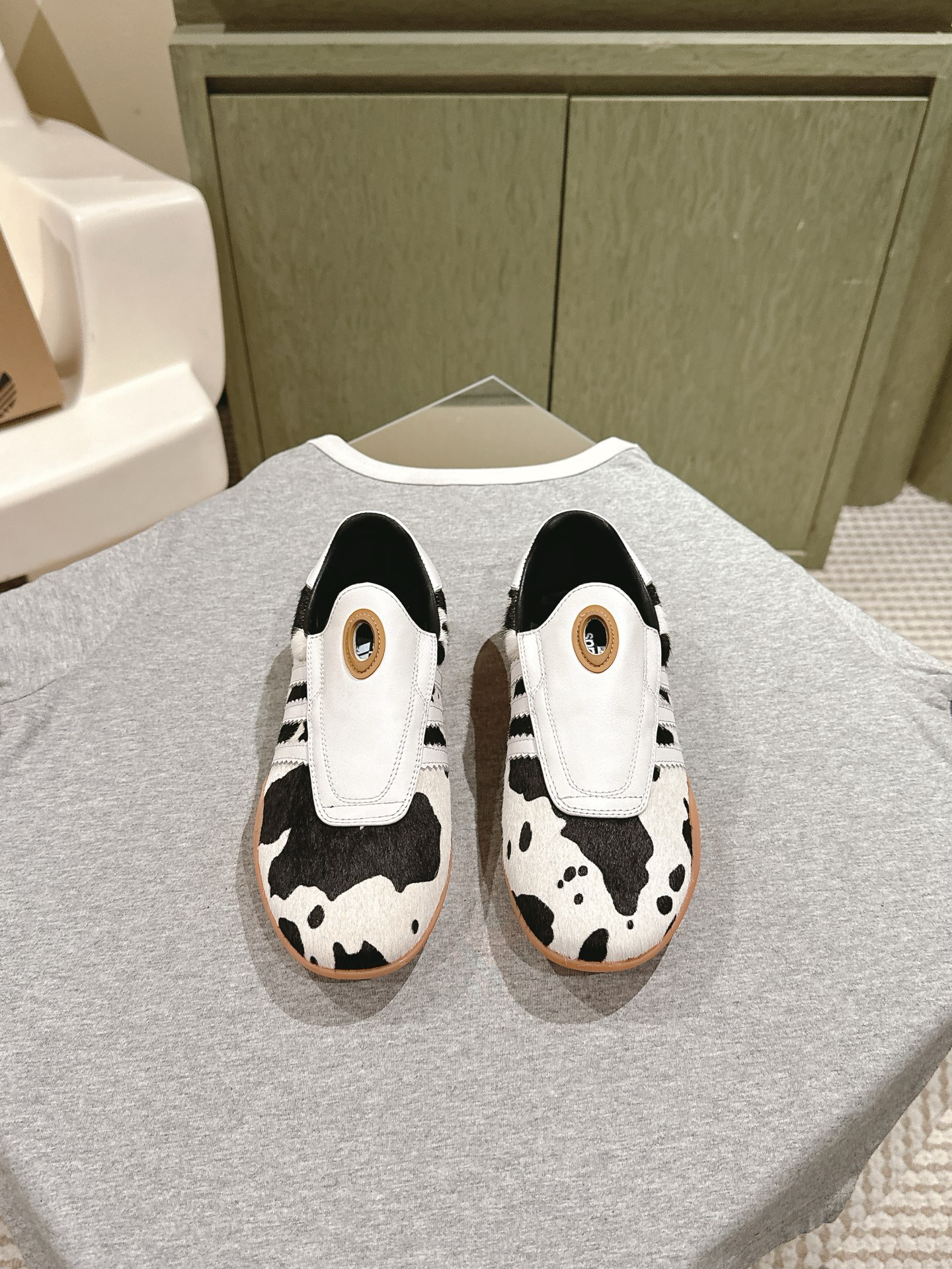 NO:469986,| 5 Top versions of adidas casual trendy shoes Original purchase and development The brand has rich and historical collection elements, adidas inherits the brand's history and iconic design language in the combination of three lines. Creative director Alexander Michelle draws inspiration from the beautiful memories of the 1980s and 1990s to create an outstanding series with nostalgic style and modern temperament. Striped tassels, gear soles, exquisite packaging for delivery counter Fabric: Original custom imported cowhide Inner: Soft sheepskin Sole: Original open mold TPU material Size: Women's 35-40, casual shoes/sports shoes, adidas, sneakers, cowhide, sheepskin19860909| 5 顶级版本 adidas 休闲潮牌鞋 原版购入开发 品牌丰富且历史悠久的典藏元素,adidas 在三根线条的组合中承袭品牌历史及标志性设计语言.创作总监亚力山卓·米开理从80年代和90年代的美好回忆中汲取灵感,缔造兼具怀旧风格和现代气质的出众系列.条纹 流苏 齿轮大底众多元素 配送专柜精美包装 面料 : 原版定制进口牛皮 内里 : 柔软羊皮 鞋底 : 原版开模TPU材质 Size : 女款35-40,休闲鞋/运动鞋,adidas,sneakers,cowhide,sheepskin,Women's Shoes