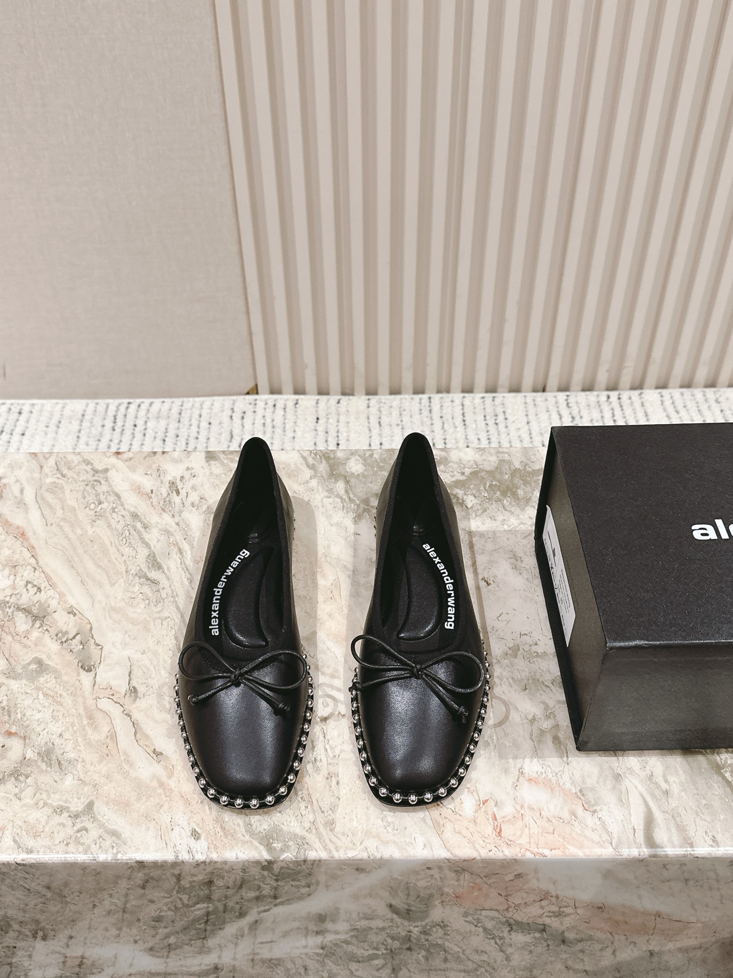 NO:469943,Mesh leather A*lexander~ Wang Alexander ·Wang | 5 vs. The latest hot spring and summer sandals series, major internet celebrities are showing!  The latest model is synchronized on the official website, the highest version of the counter market exclusive original single packaging, original single silk hot diamond, you must have a pair of king sandals in spring and summer... Upper: Real mesh rivets Australian diamond original mold opening silver buckle Outsole: Original genuine leather outsole Size: 35-39 (34.40.41 42 customized without return) Packaging: Original full packaging, Mary Zhen, alexander wang, sandals, mary jane, real silk, Leather soles19860909网面 皮面 A*lexander~ Wang亚力山大 ·王 | 5 vs春夏季最新爆款凉拖系列,各大网红明星纷纷开秀！ 官网同步最新款,专柜最高版本市场独家原单包装,原单真丝烫钻,春夏季必须拥有一双大王凉鞋…… 鞋面:真网面铆钉澳钻原版开模银扣 大底:原版真皮大底 码数:35-39（34.40.41 42定制不退换） 包装:原版全套包装,玛丽珍,alexander wang,sandals,mary jane,real silk,Leather soles,Women's Shoes