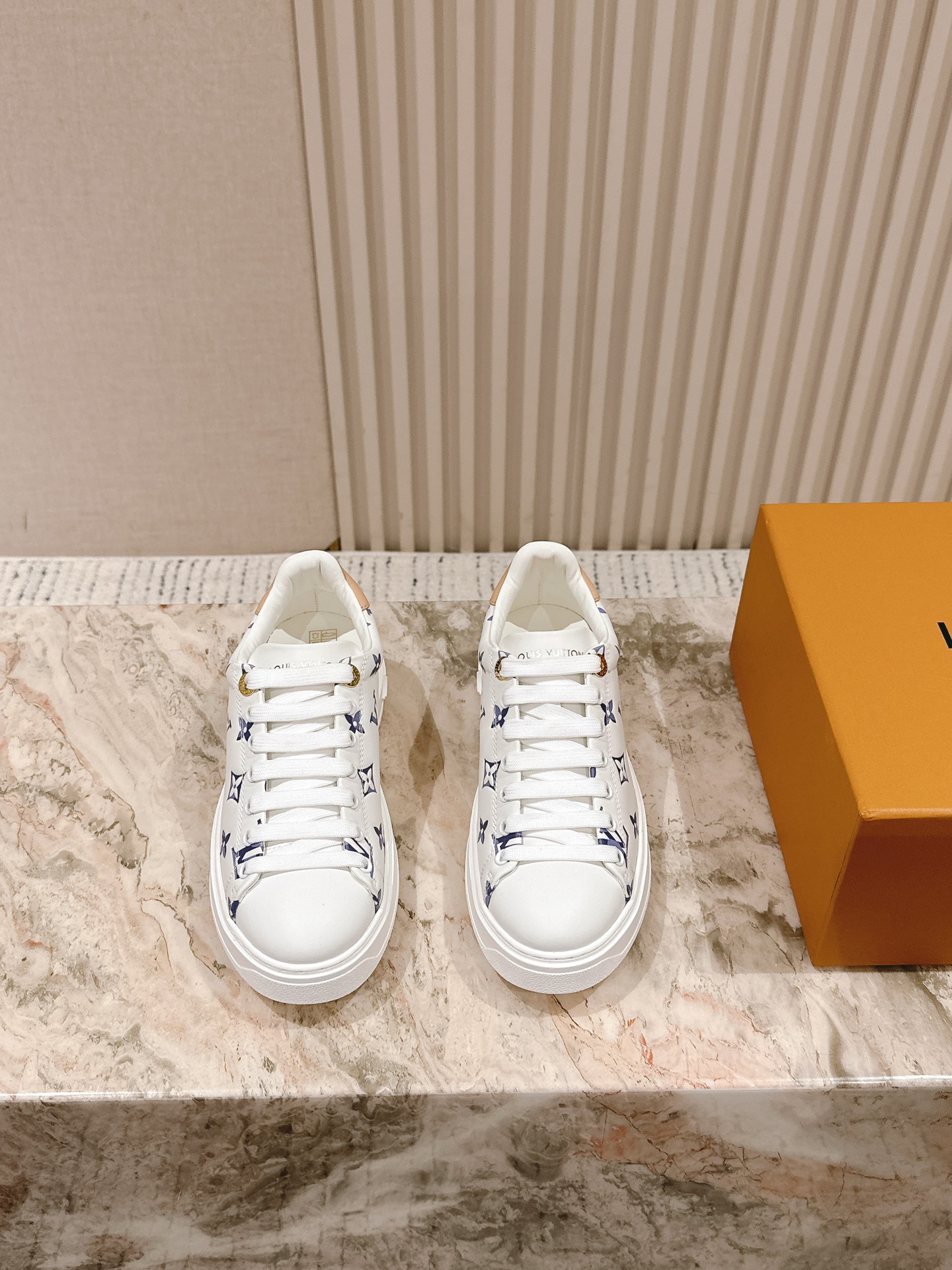 NO:470026,| 5 * Series Age-reducing versatile canvas high-top & low-top sneakers!  This LV Squad sneaker shows summer freshness with Monogram denim. The thickened elevated rubber outsole is lightweight, and the LV Circle rubber patch with pair of shoelaces, lacquered eyelets and tongue is rich in details. Monogram denim double shoelaces thickened elevated rubber outsole The tongue is decorated with LV Circle rubber logo. Specific silk cowhide high-density canvas. Silk cowhide integrated molding process EVA footbed. Original 5 sets of molds, hand-made IP combination TPU outsole. Size35-41M. Full set of counter synchronization gift box packaging!  , casual shoes / sneakers , louis vuitton , sneakers , cowhide19860909| 5  * 系列 减龄百搭帆布高帮&低帮运动鞋！ 本款LV Squad 运动鞋以 Monogram 牛仔布展露夏日清新.加厚凸纹橡胶外底不失轻盈,双鞋带、漆光孔眼和鞋舌的 LV Circle 橡胶贴饰丰富细节. Monogram 牛仔布 双鞋带 加厚凸纹橡胶外底 鞋舌饰有 LV Circle 橡胶标识 特定丝绸牛皮高密度帆布 丝绸牛皮一体成型工艺EVA垫脚 原版5套模具手工IP组合TPU大底 Size35-41M 全套专柜同步礼盒包装！,休闲鞋/运动鞋,louis vuitton,sneakers,cowhide,Women's Shoes