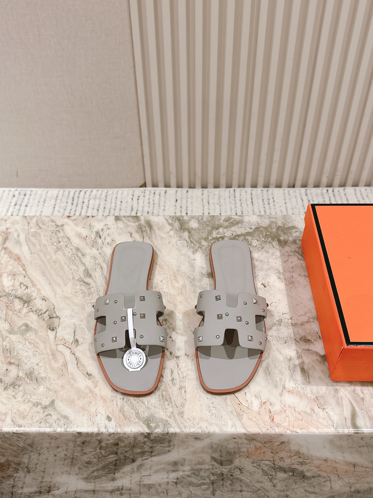 NO:469911,New products of special crafts for ironing diamonds, new color cards are added simultaneously on the counter | 5 Hermes oran series H slippers are top-level and fully upgraded, and the purchasing level is available!  The must-have H-to-dot every year has added a new color this year. It is so beautiful that it is indescribable that it is a classic must-have, and you can hold it in all kinds of styles!  Hot diamonds, color-blocking, hand-sewn diamonds, cloth surface, graffiti, lychee pattern, crocodile pattern, lizard pattern, cowhide pattern, color-blocking texture!  Five materials to choose from!  There is no pressure to enter and exit the counter!  ★★★★★★ Imported customized goatskin and deer leather sheepskin foot pads original one-to-one open mold genuine leather sole, welcome to compare the original Size34-43 34 40 41 42 43 Customized Original full set of counter packaging, slippers, hermes, slippers, cowhide, sheepskin, Leather soles19860909烫钻特殊工艺系列新品 专柜同步上新色卡 | 5  爱马仕 oran系列H拖鞋顶级上新全面升级,代购级！ 每年必备的H拖今年还加了新色,美到无法言喻绝好的穿着舒适感可是经典必备,各种风格搭配都Hold的住！烫钻,拼色,手缝钻,布面,涂鸦,荔枝纹,鳄鱼纹,蜥蜴纹,牛皮纹,拼色纹理！五种材质可挑选！进出专柜无压力！ ★★★★★ 材质进口定制全山羊皮和鹿皮羊皮垫脚原版一比一开模真皮大底,欢迎对比原版 Size34-43 34 40 41 42 43定制 原版全套专柜包装,拖鞋,hermes,slippers,cowhide,sheepskin,Leather soles,Women's Shoes