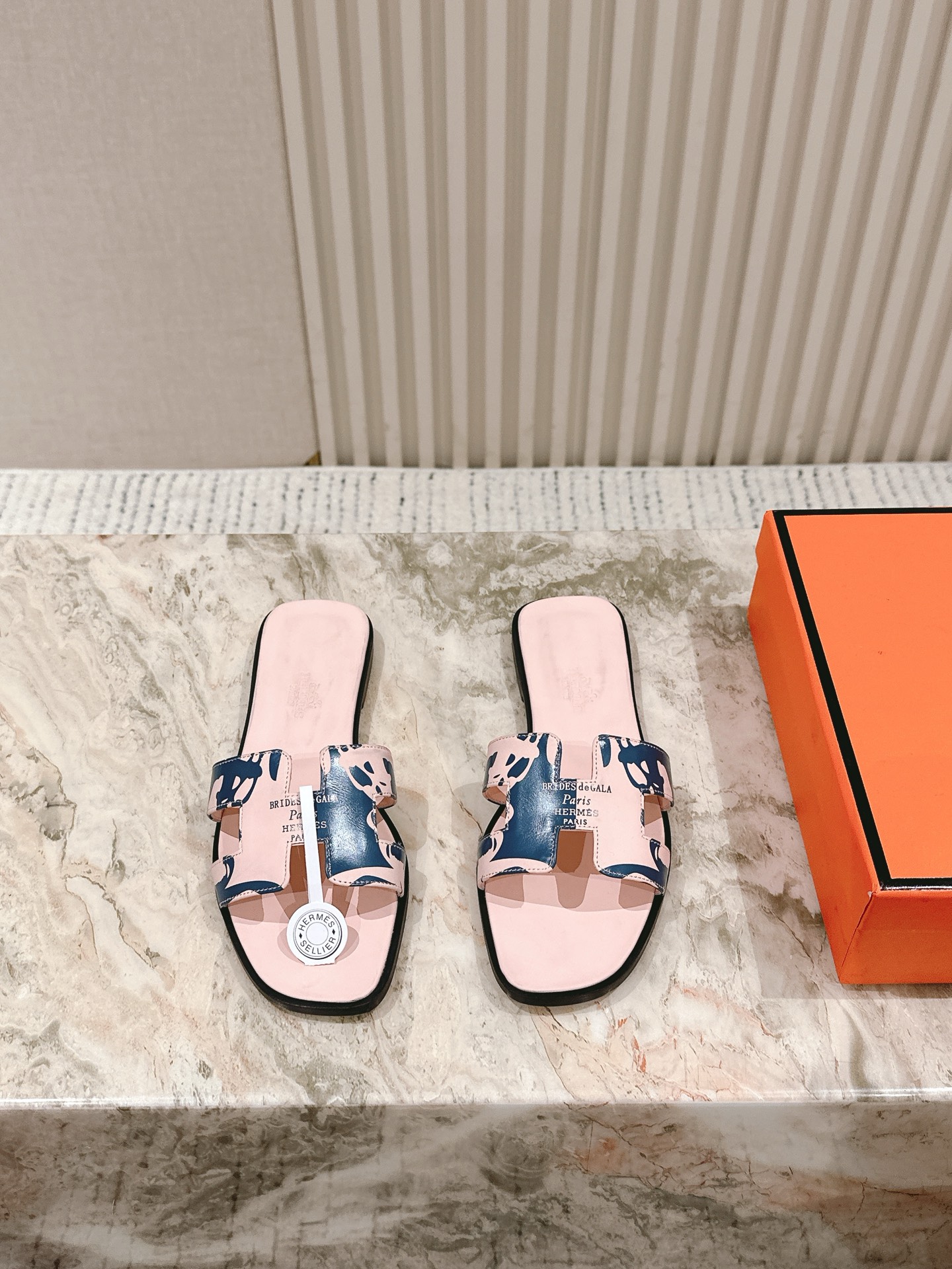 Женские сандалии в стиле Hermès с H-ремешком
