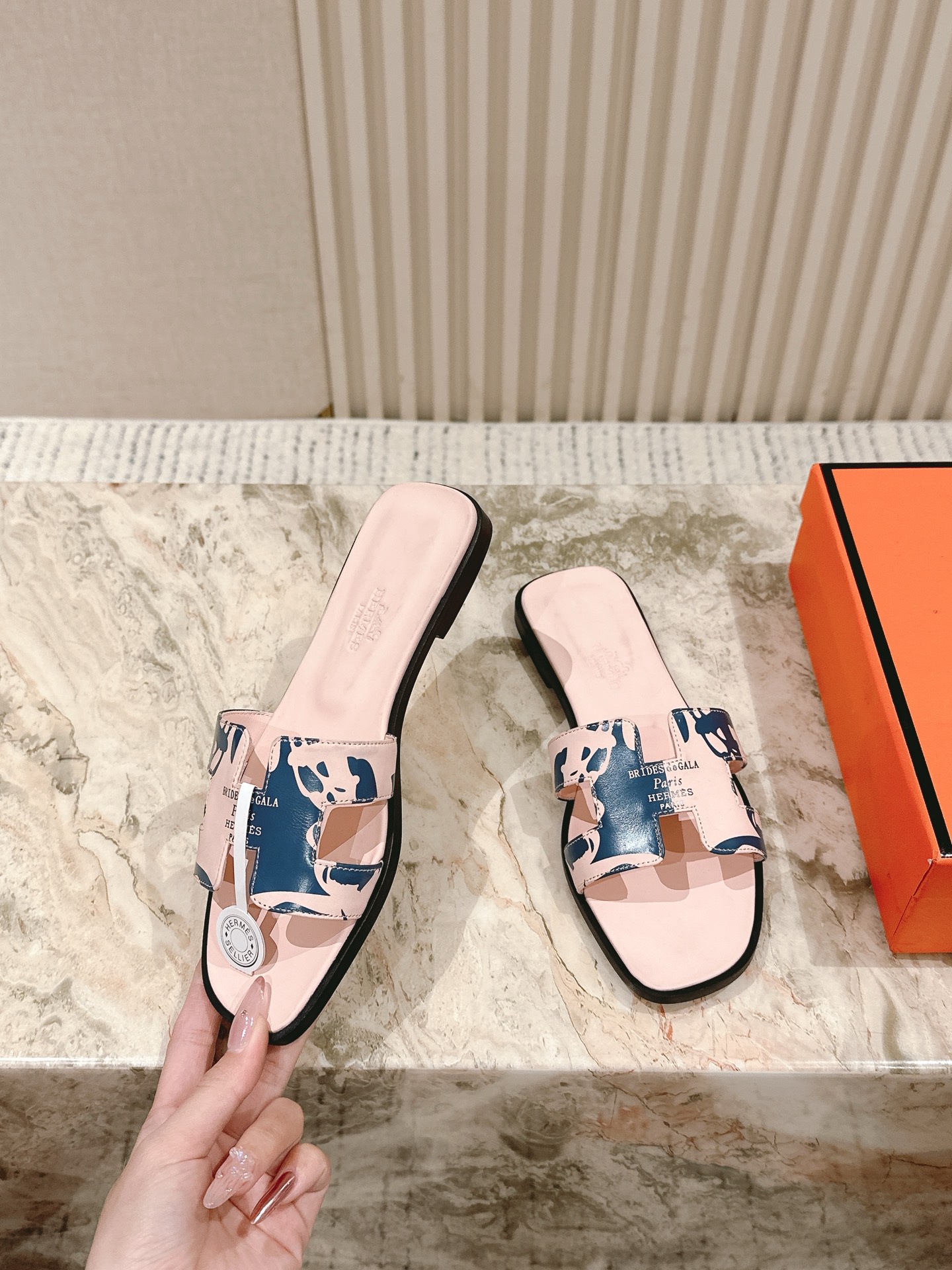 Женские сандалии в стиле Hermès с H-ремешком