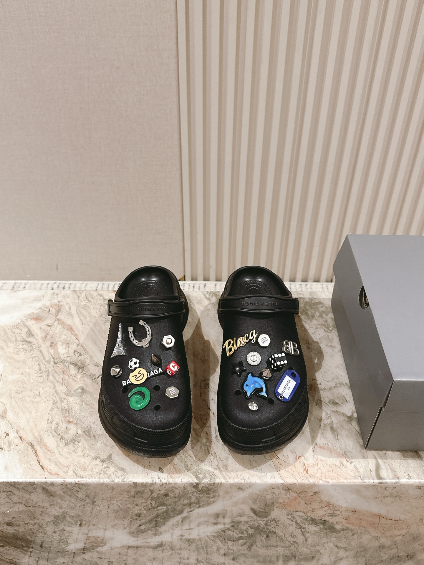 NO:469925,Couple style | 5 Purchase level Balencaga BALENCA*A new jelly shoe series!  The foot is beautiful and versatile. The INS hot product is the original version. The mold is opened by the original version, and the counter is stress-free. The entire shoe buckle is the original version, and the original upper is printed with the original material. All materials are consistent with the original craftsmanship. Full texture. Heel height 8.5cm black. Silver is optional. Size35-45. Couple model. The full set of counters is packaged simultaneously!  ,slippers,balenciaga,balenciaga,slippers19860909情侣款 | 5 代购级别 巴黎世家 BALENCA*A 新款果冻鞋系列！上脚美爆又百搭 INS爆款 原版购入开模,领出专柜无压力,整个鞋花扣都是原版一比一定制开模,定制鞋面原版材质印花logo, 所有的材质与工艺原版一致 质感满满 跟高 8.5cm黑色 银色可选 size35-45 情侣款 全套专柜同步包装！,拖鞋,balenciaga,balenciaga,slippers,Women's Shoes