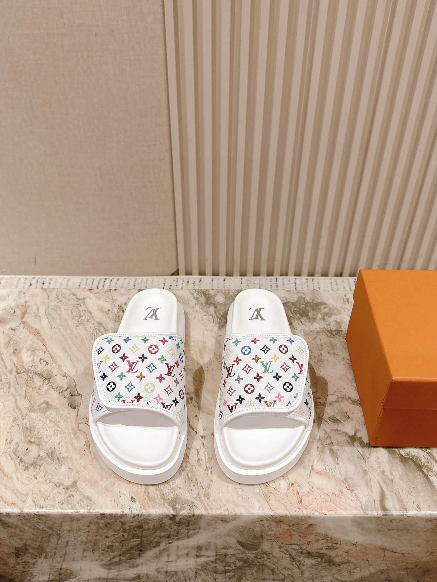 NO:469918,Men's model | 5 LV Louis Vuitton Donkey Home's new top-level version counter focuses on the latest donkey brand slippers, hard products are in new pocket style, purchasing level!  Full of high-end feeling!  A popular model from domestic and foreign bloggers, retro and fashionable, beautiful!  The official website recommends the money!  The upper original fabric is 3D color printed cowhide small wallet is removable. Floor pad: imported goatskin, original non-slip sole, size 39-45, counter synchronous gift box packaging!  ,slippers,louis vuitton,louis vuitton,louis vuitton,louis vuitton,slippers,wallets,cowhide,sheepskin19860909男款 | 5 LV路易威登驴家新品顶级版本专柜主打最新款驴牌拖鞋 硬货上新口袋款 代购级别！高级感十足！国内外博主刷爆的一款,复古又时髦上脚美炸了！官网主推款！ 鞋面原版面料3D彩印牛皮小钱包可拆卸 垫脚: 进口山羊皮里 大底原版防滑大底 码数39-45  专柜同步礼盒包装！,拖鞋,louis vuitton,louis vuitton,louis vuitton,louis vuitton,slippers,wallets,cowhide,sheepskin,Women's Shoes