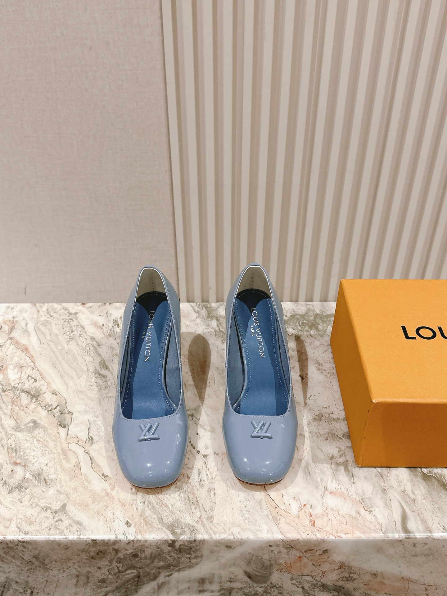 NO:469928,| 5 New arrival of the Lujia early spring new arrival~LV spring and summer Mary Jade shoes, too outstanding!  Fashionable, sexy and comfortable, full of the full emotional value that beautiful summer shoes can give. The shoes are also very well-behaved and beautiful!  The upper is made of imported beef patent leather, sheepskin inner lining, and genuine leather sole!  size 35-41 40 41 Customized Height 8.5cm/5.5cm/flat bottom Full set of counters are packaged simultaneously!  ,sandals single shoes,louis vuitton,louis vuitton,louis vuitton,sandals,mary jane,sheepskin,Leather soles19860909| 5 驴家早春新品 new arrival～LV春夏玛丽珍鞋,也太出彩了！时尚性感舒适,拉满了夏日美鞋能给的满分情绪价值.鞋的造型也很乖巧好看呀！ 鞋面选用进口牛漆皮,羊皮内里,真皮大底！ size 35-41 40 41定制 高度8.5cm/5.5cm/平底 全套专柜同步包装！,凉鞋单鞋,louis vuitton,louis vuitton,louis vuitton,sandals,mary jane,sheepskin,Leather soles,Women's Shoes