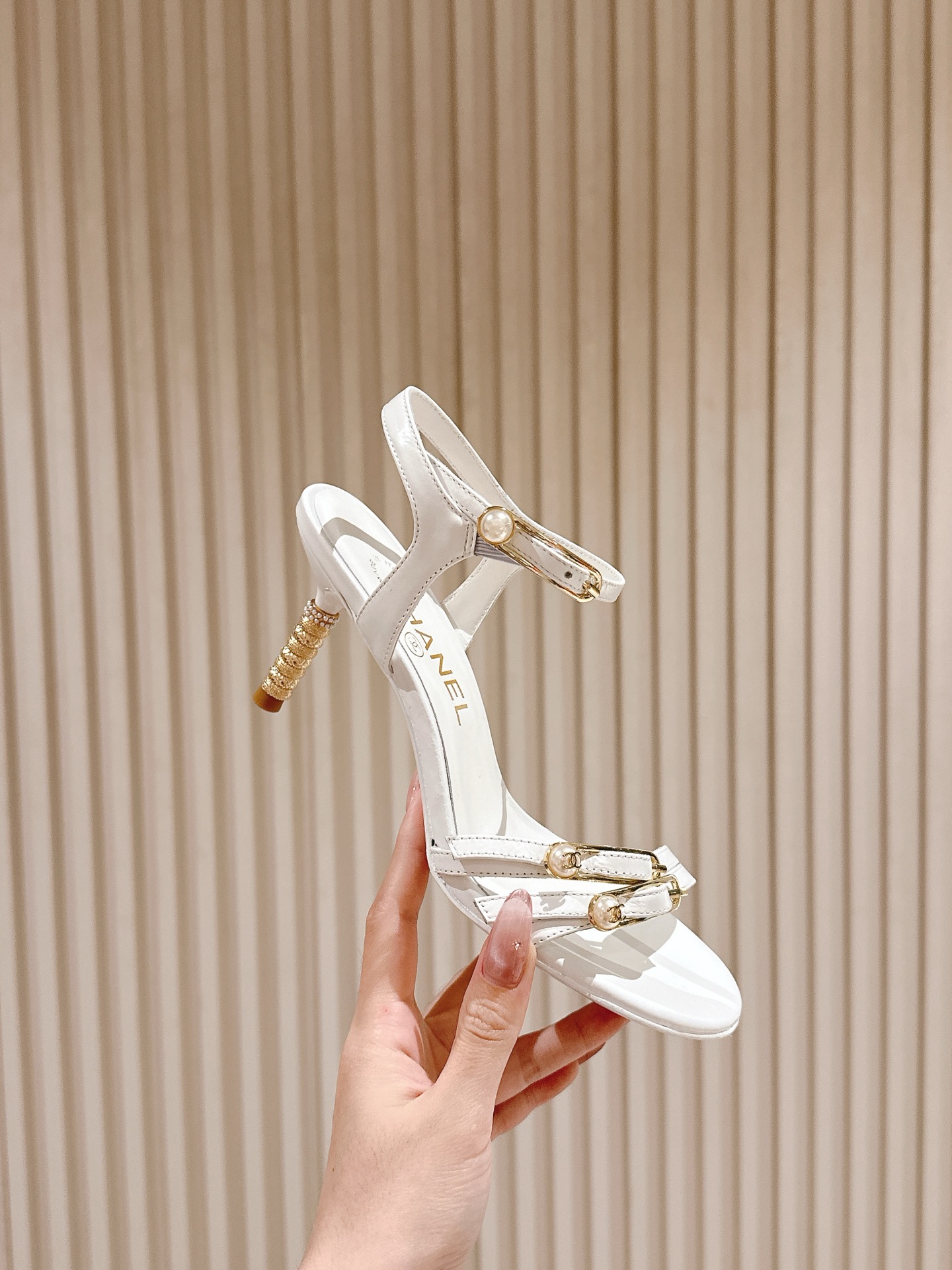  | ²⁰²5 𝐬𝐬 🤍🤎
 𝐂𝐡*𝐧𝐞𝐥小香早春新款🆕  专柜同步仙女珍珠扣logo小跟凉鞋，上脚依然