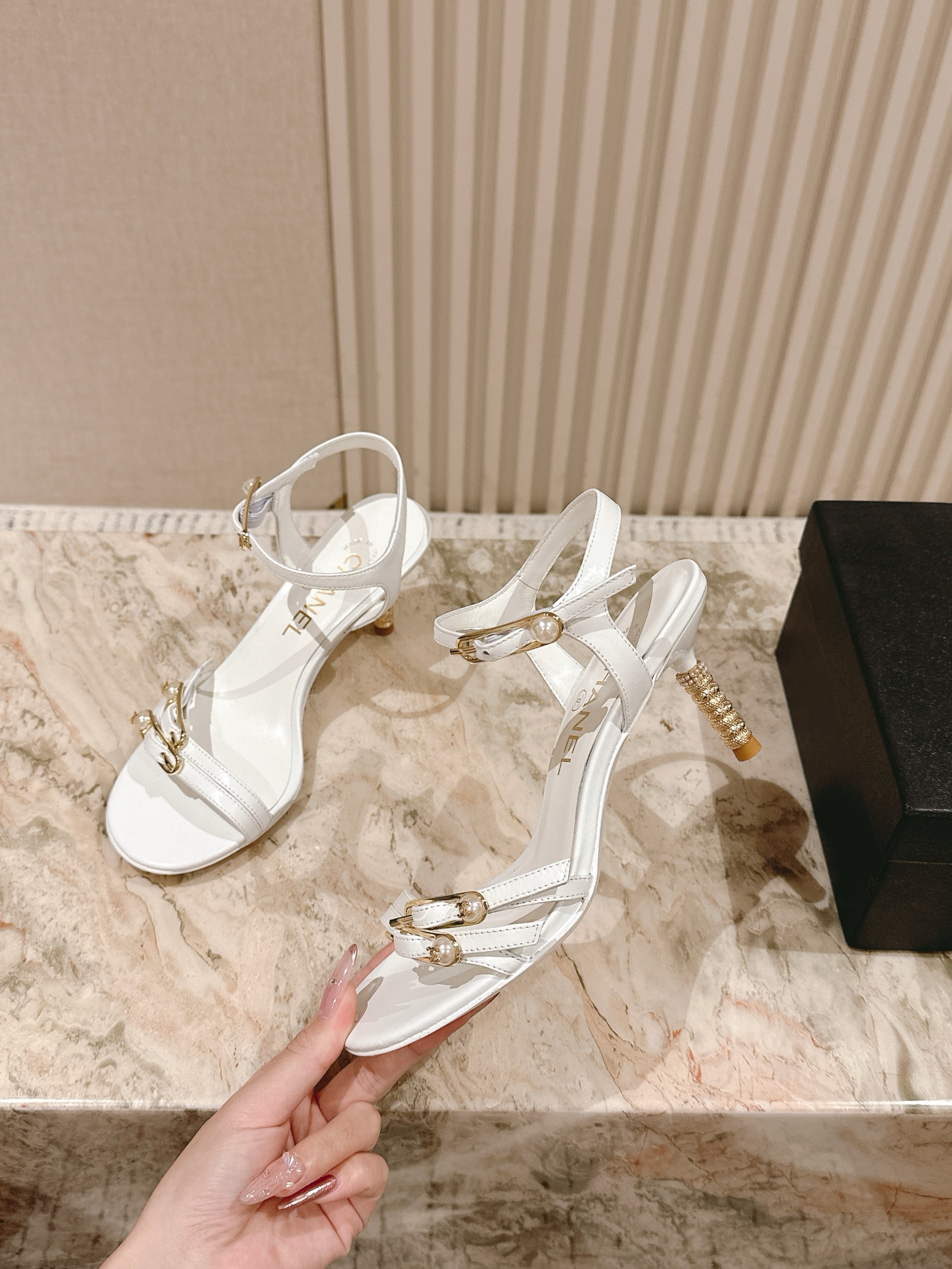 | ²⁰²5 𝐬𝐬 🤍🤎
 𝐂𝐡*𝐧𝐞𝐥小香早春新款🆕  专柜同步仙女珍珠扣logo小跟凉鞋，上脚依然