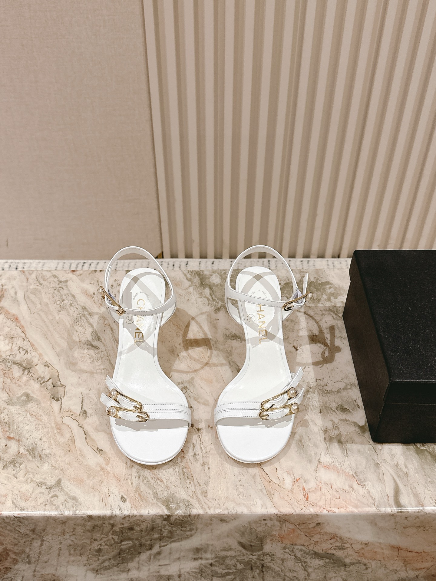  | ²⁰²5 𝐬𝐬 🤍🤎
 𝐂𝐡*𝐧𝐞𝐥小香早春新款🆕  专柜同步仙女珍珠扣logo小跟凉鞋，上脚依然